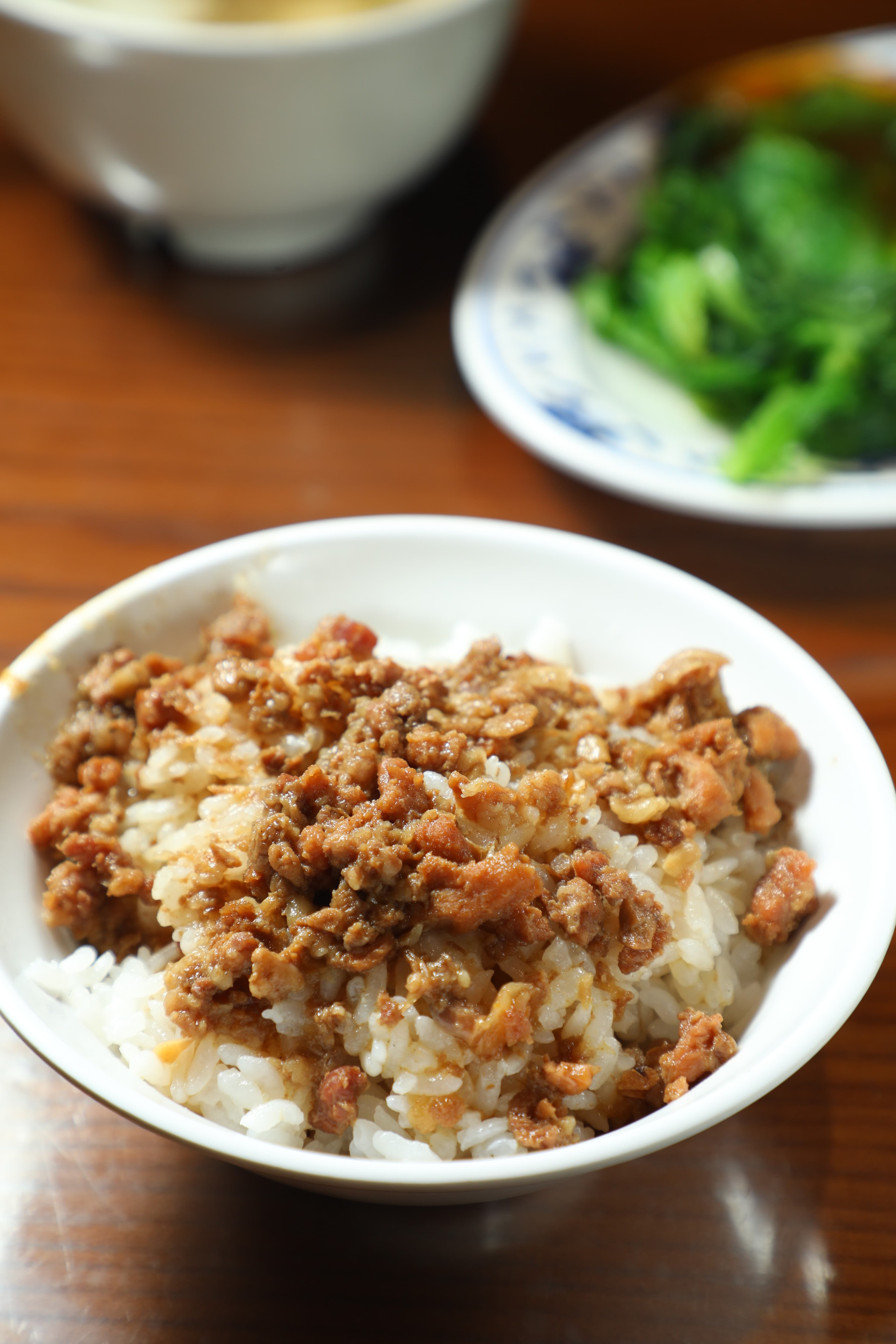 三元號的「滷肉飯」是用全瘦肉製作，居然沒有一絲柴澀感，反而豬肉香更濃郁，米飯濕軟但不糊爛。（30元／小碗）