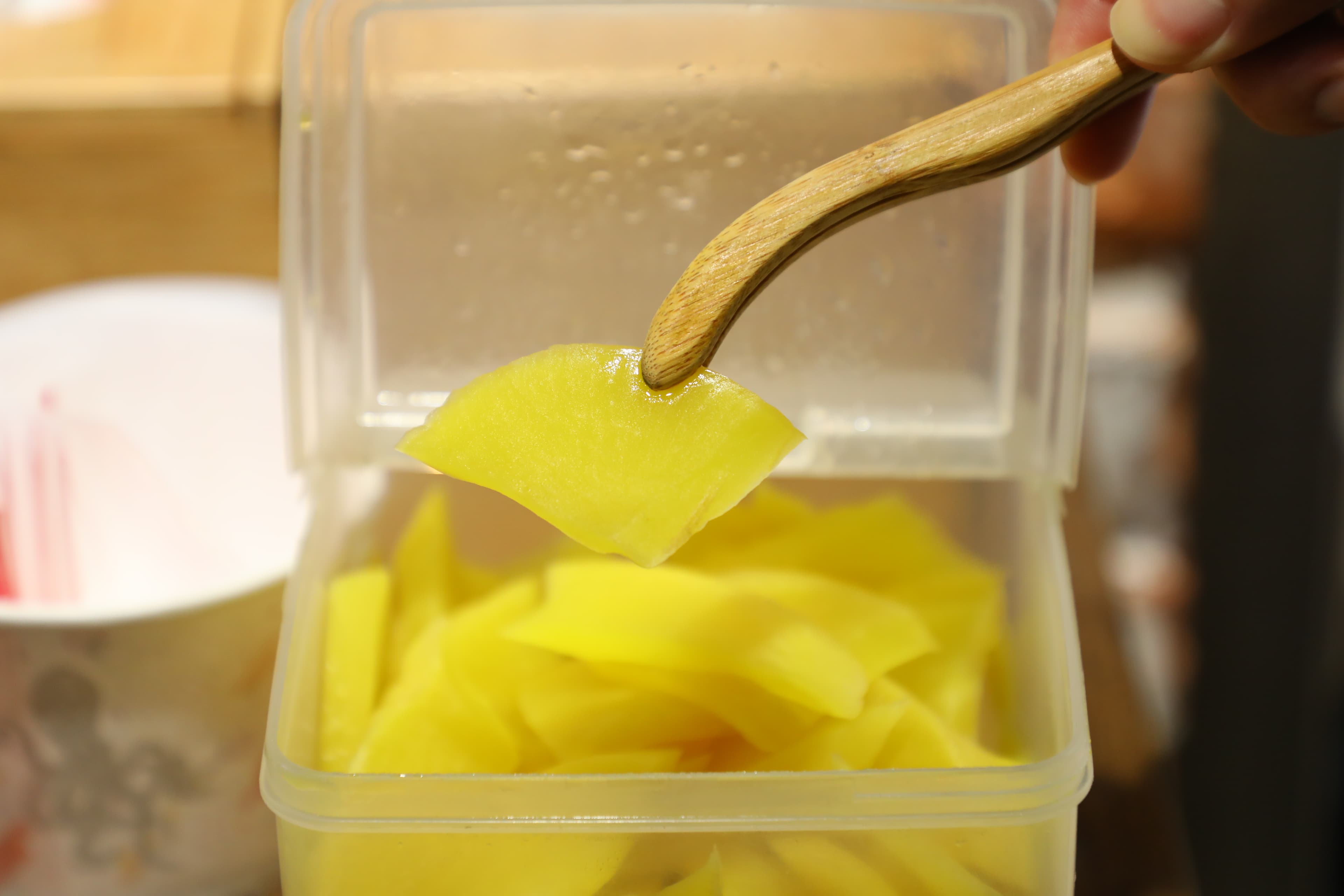 自助區有醃黃蘿蔔片讓客人夾取配飯。