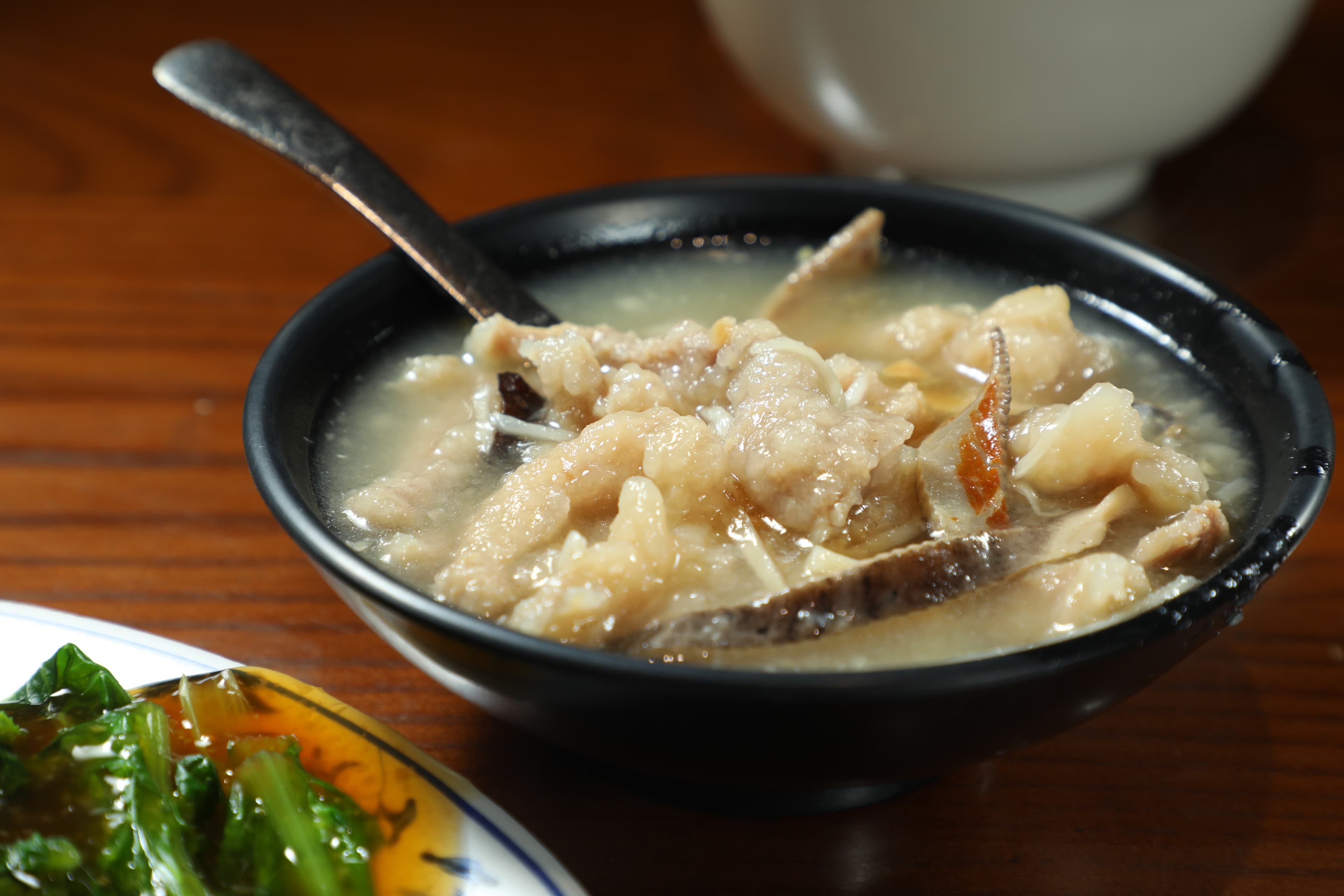 「魚翅肉羹」湯頭有辦桌羹湯的古早味，喝得到蒜酥的香氣，肉羹鮮嫩甜美。（60元／小碗）