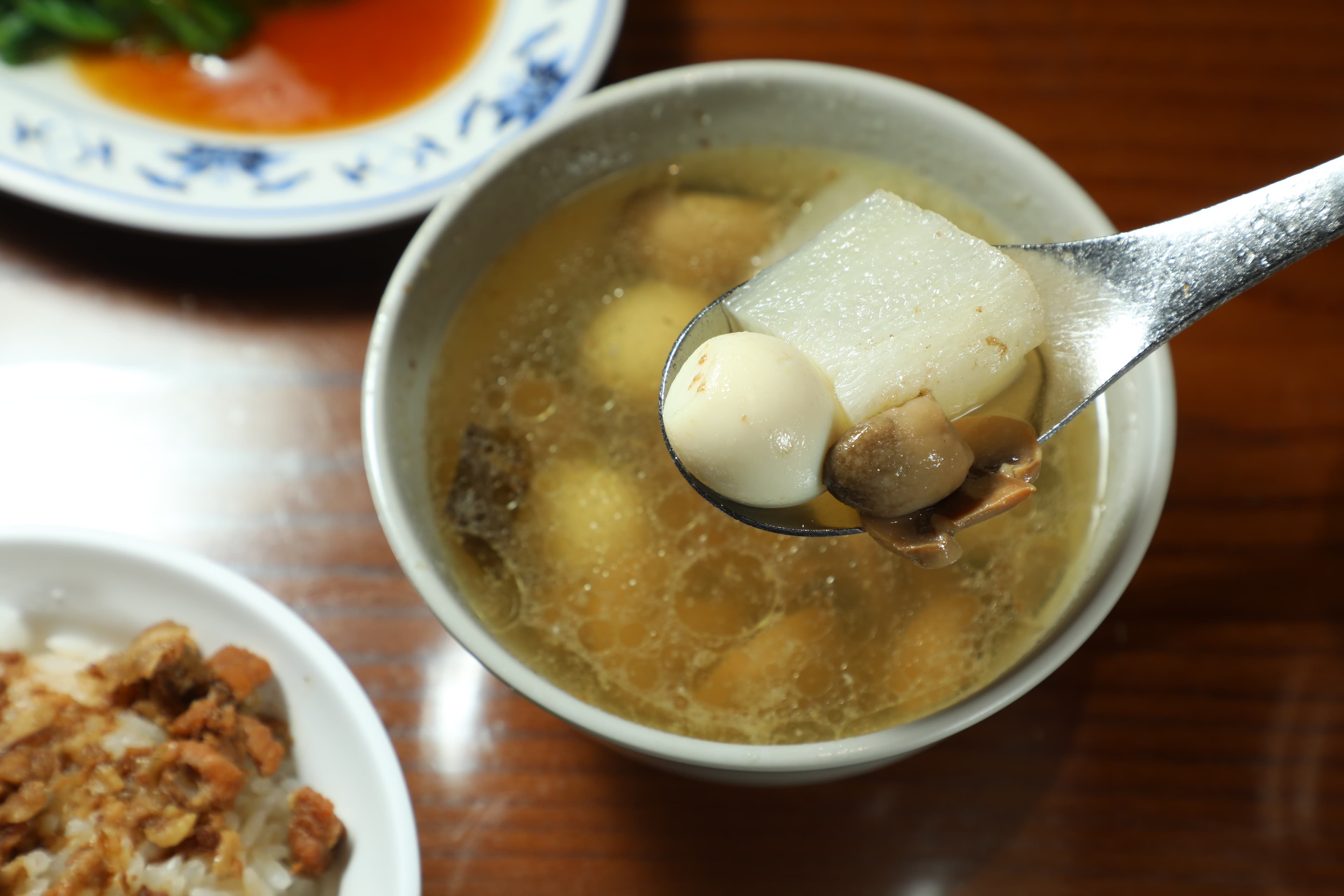 在小吃店很少見的「菘茸鳥蛋湯」，喝起來素淨清甜，有蘑菇香氣。（60元／碗）