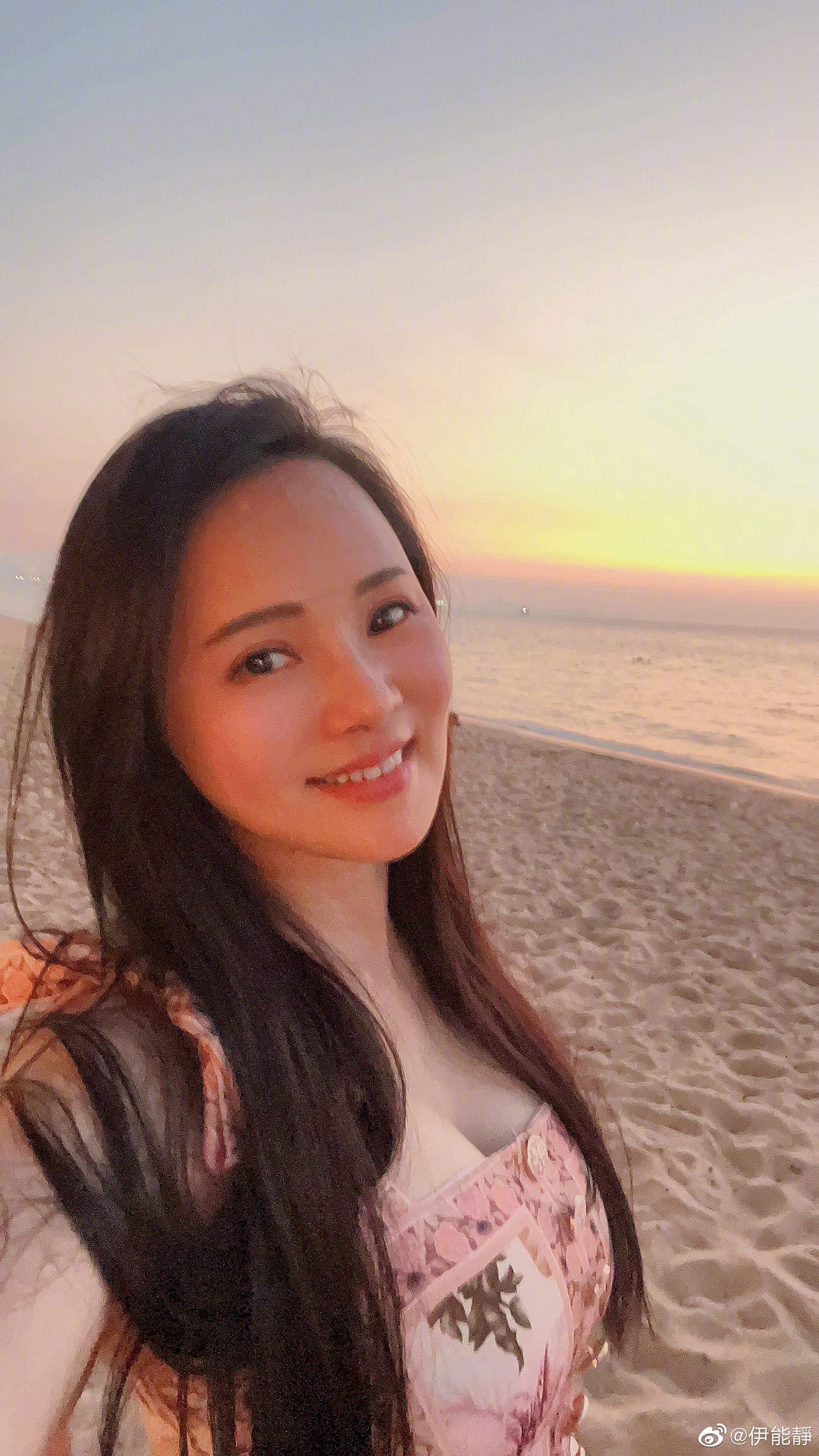 伊能靜到泰國旅行不忘拍美照。(翻攝自伊能靜微博)