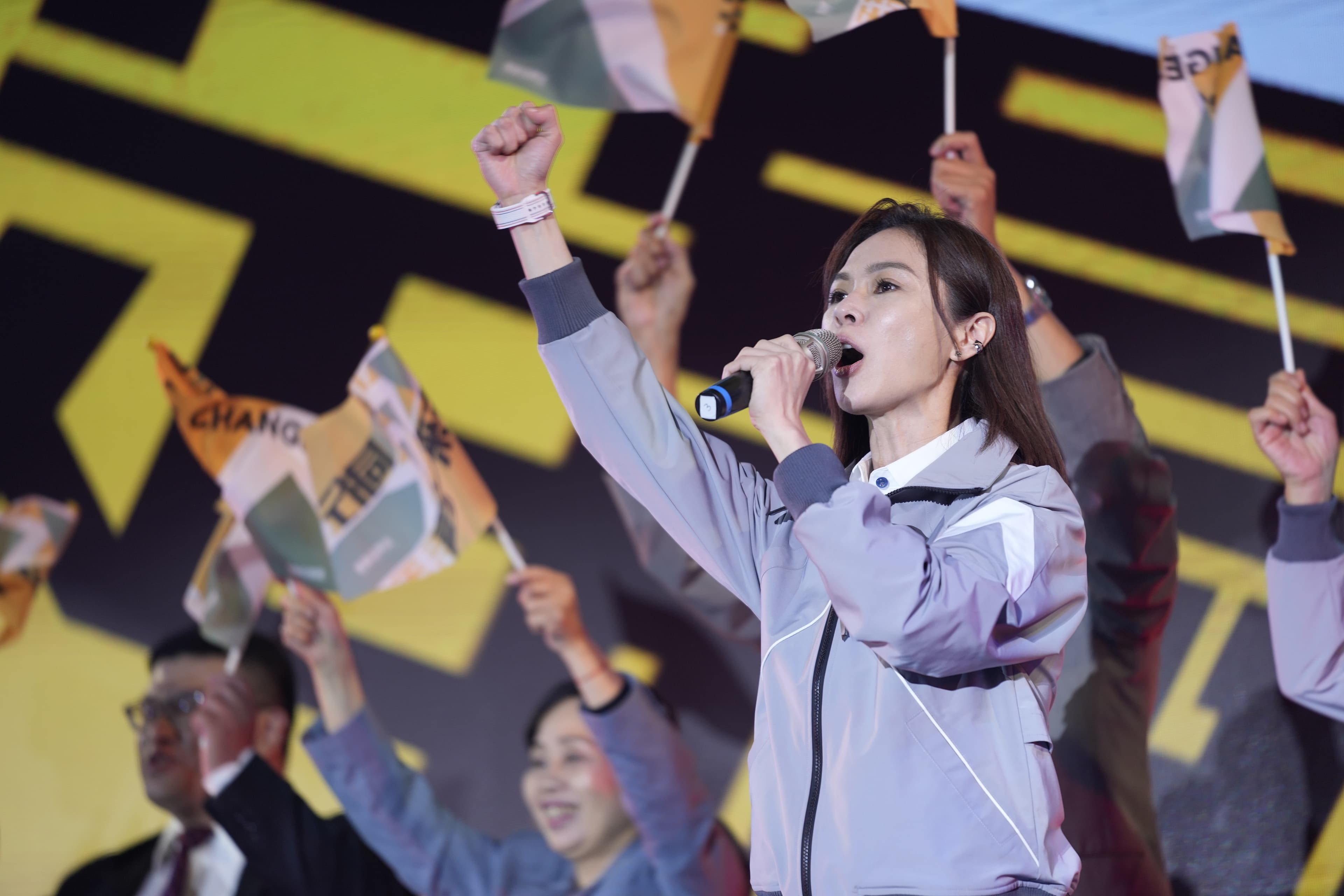 謝盈萱《人選之人》當幕僚笑稱「選舉糟蹋人」。(Netflix提供)