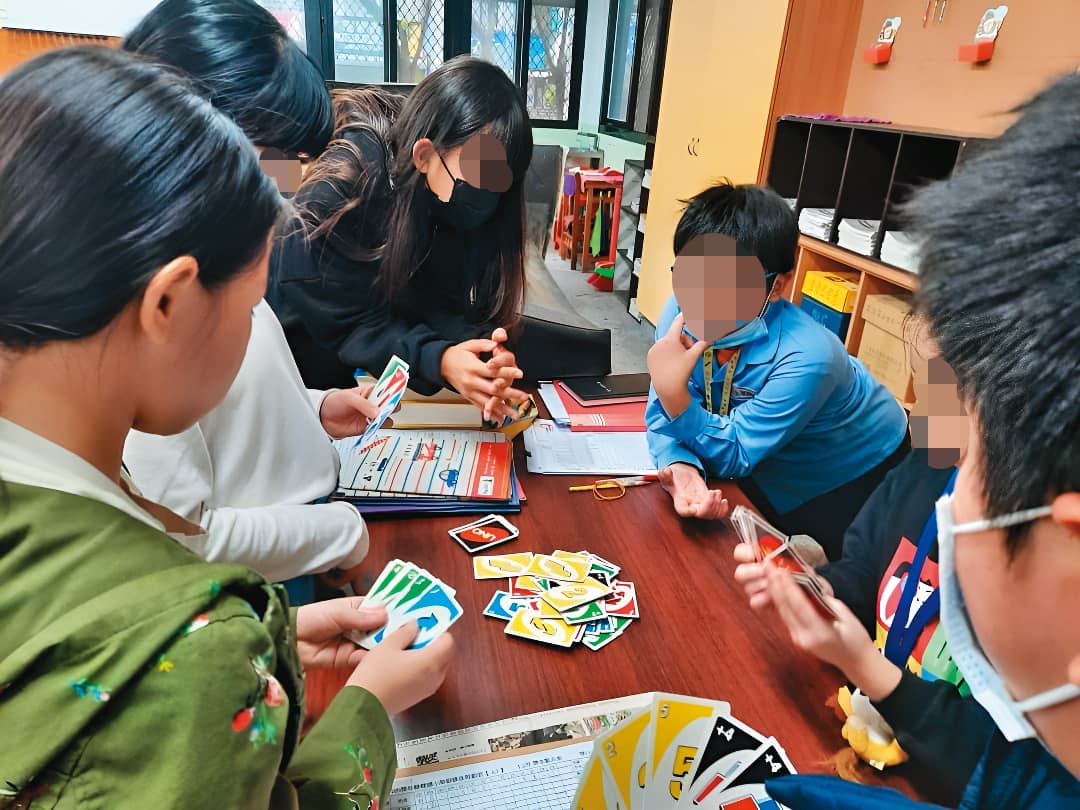 積穗國小課輔班專門輔導弱勢學生,卻傳出女老師遭總務主任辱罵、騷擾。圖非當事人。(翻攝積穗國小課輔班臉書)