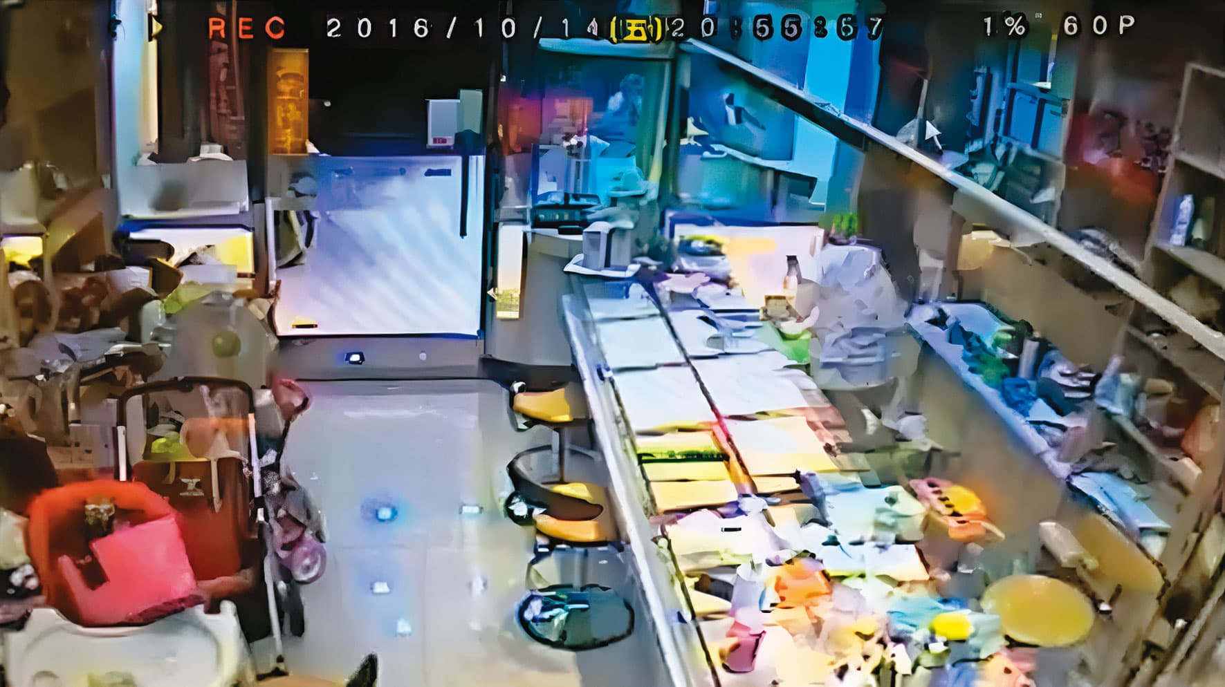 搶案發生後,銀樓老闆娘嚇得驚慌失措,立刻報警。(東森新聞提供)