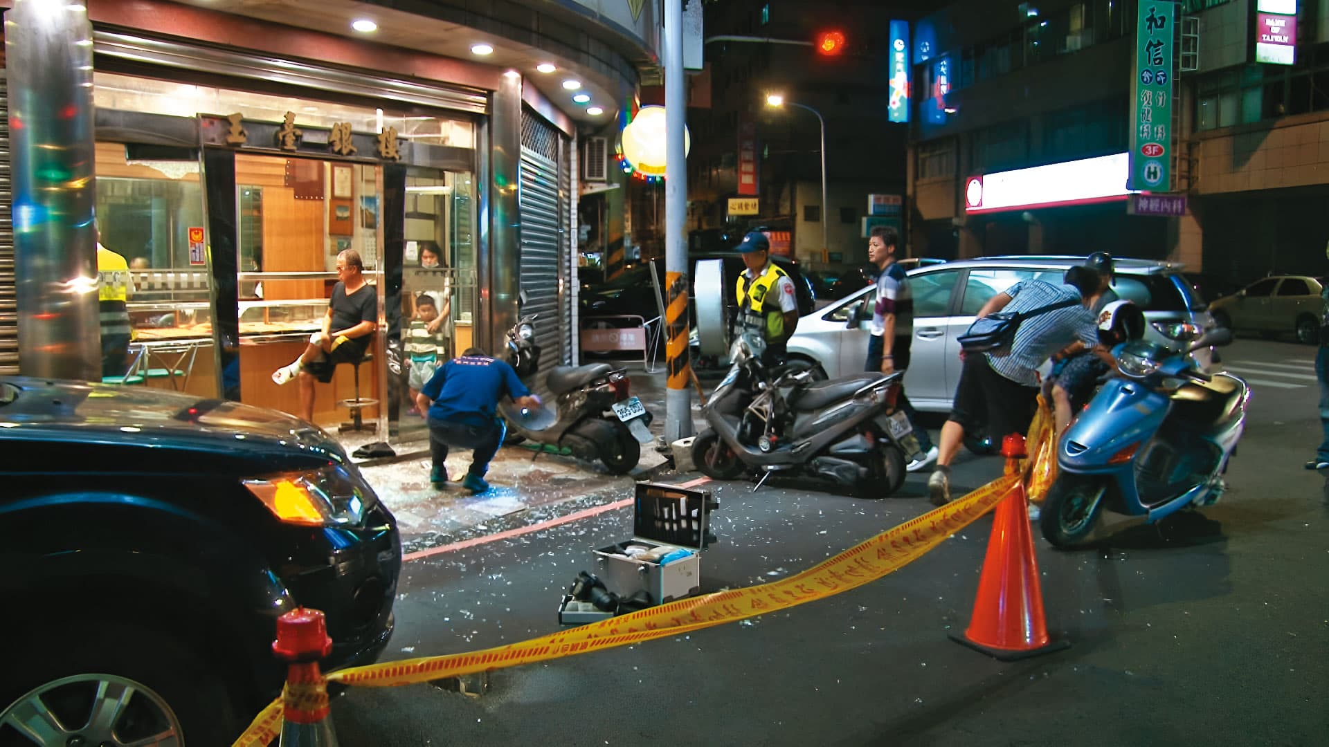 銀樓接連發生搶案,警方趕抵現場,圍起封鎖線蒐證。(東森新聞提供)