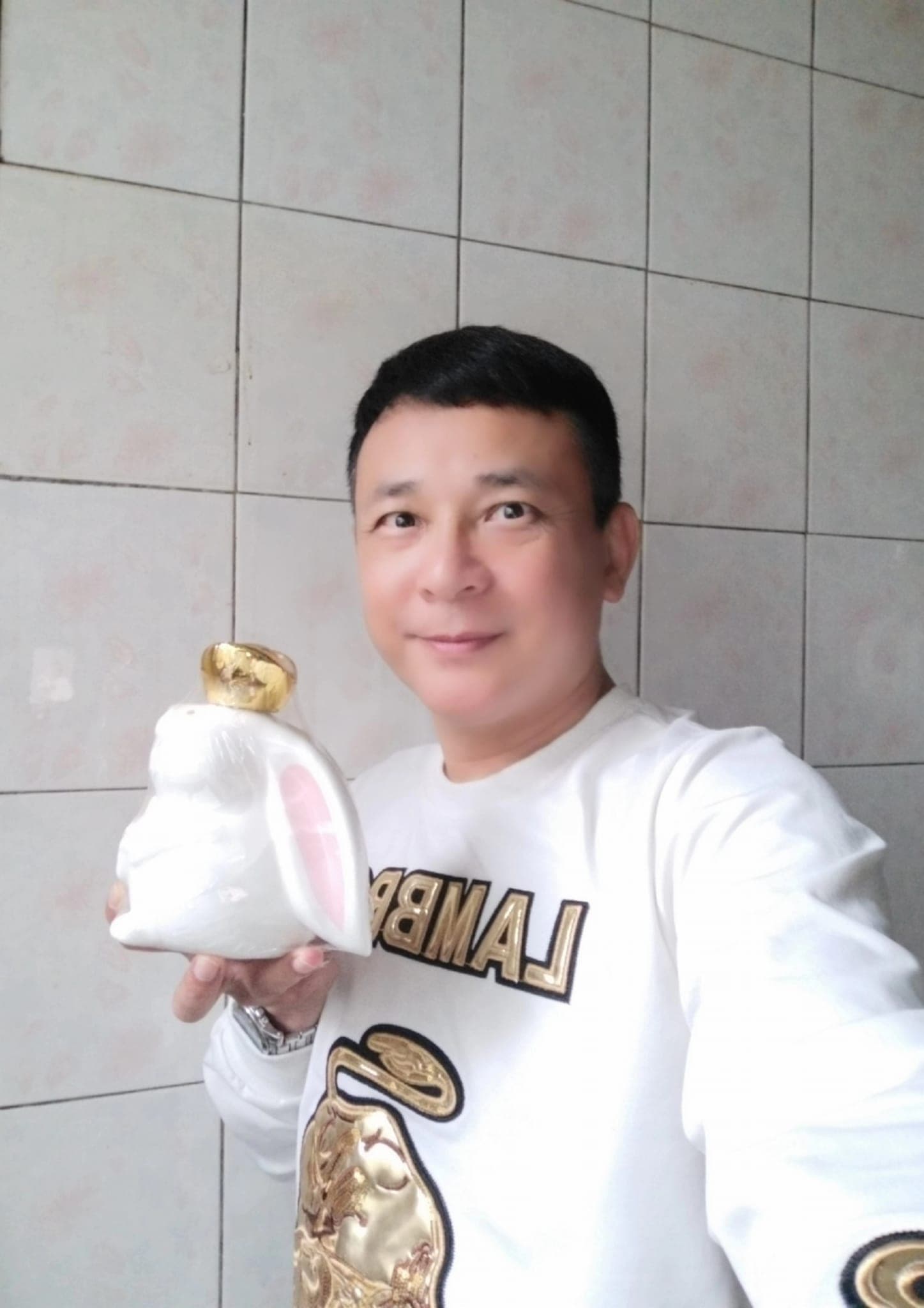 胡鴻達是本土劇中常出現的臉孔,照顧中風的媽媽已11年。(翻攝自胡鴻達臉書)