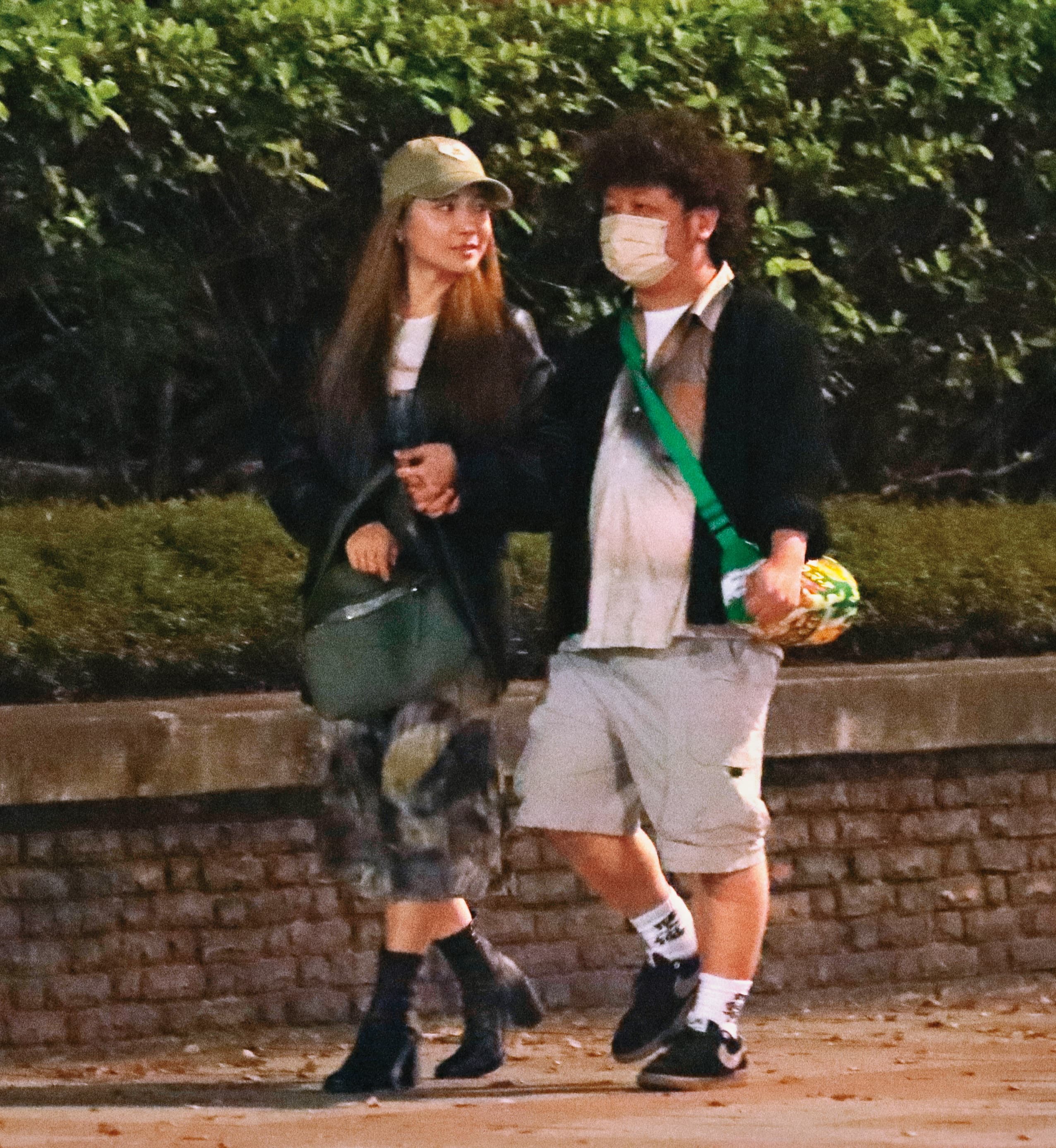 4月4日01：23，納豆（右）的步伐仍有些卡卡，依依（左）很有耐心的放慢腳步配合他。