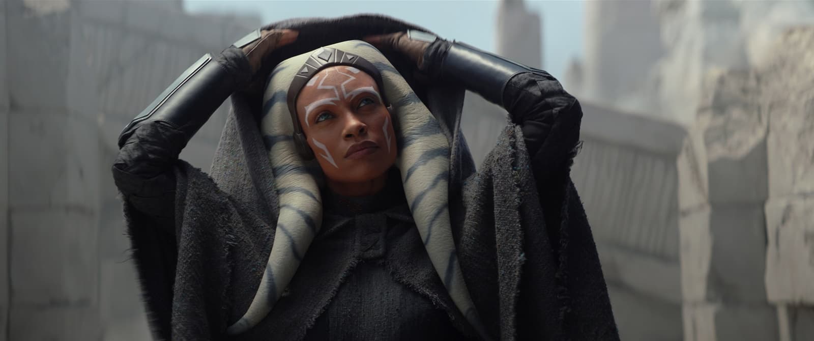 羅莎瑞道森在影集《亞蘇卡》的扮相神還原動畫中的設定。(Disney+提供)