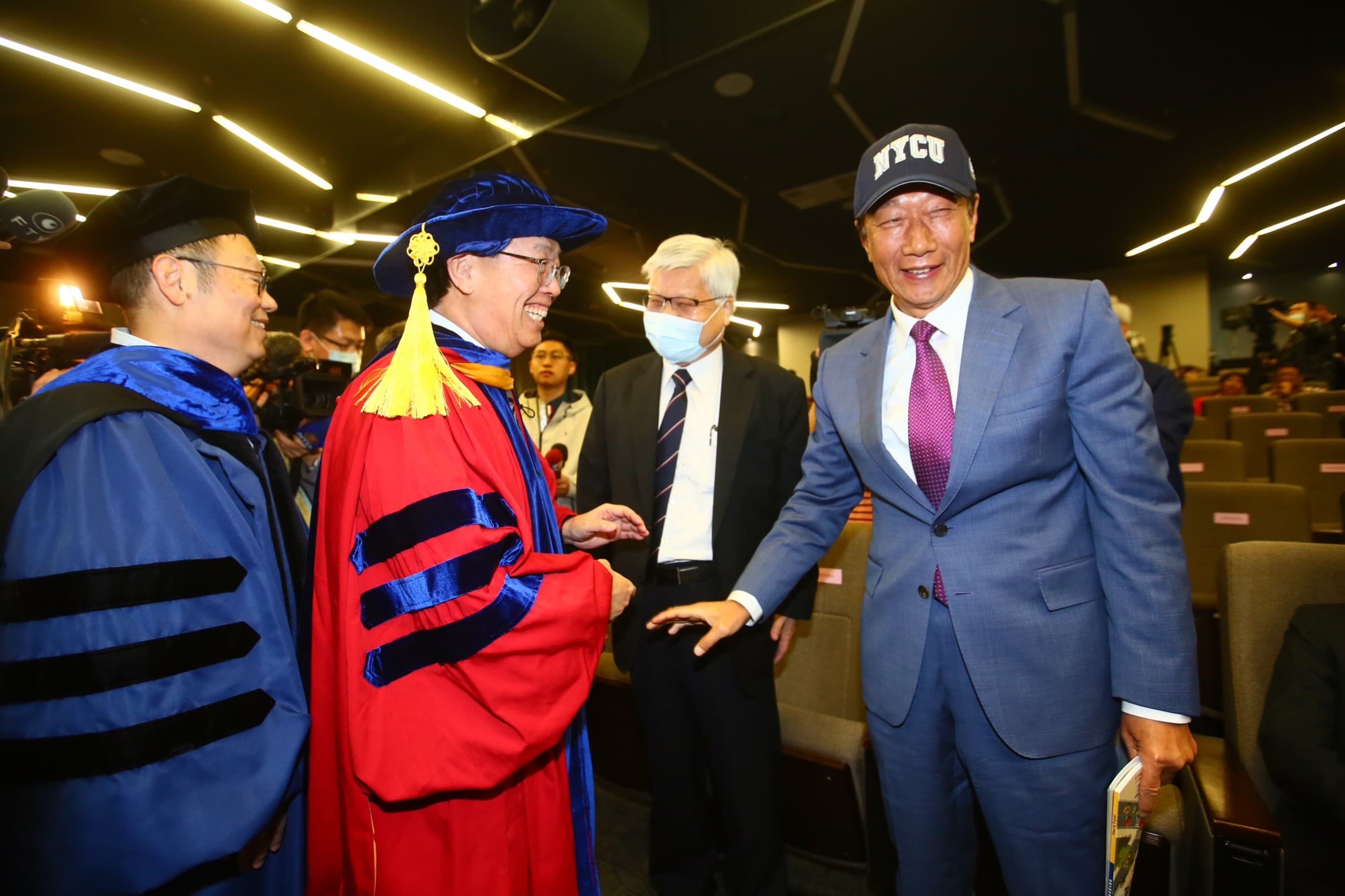 郭台銘致詞時,不忘虧笑魏哲家該學學劉揚偉,「用他的方法來教訓他的老闆,讓他的老闆感激不盡,還把接班的位置傳給他。」