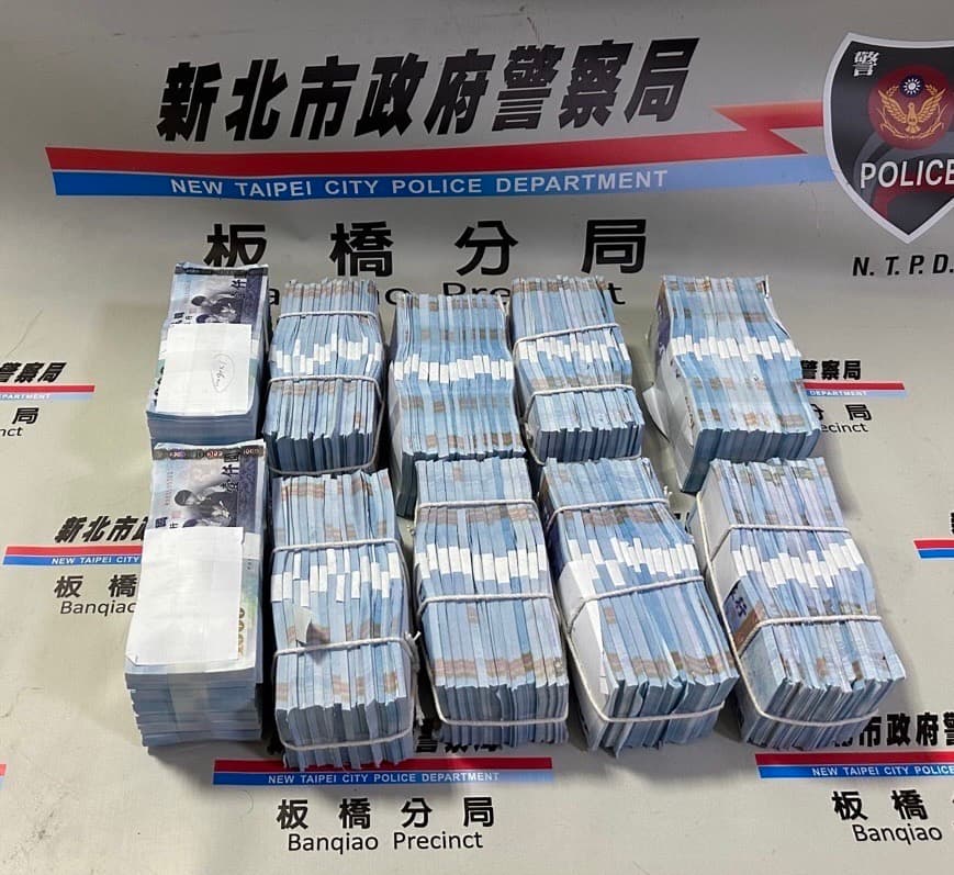 警方成功攔阻1,000萬元現金。(警方提供)