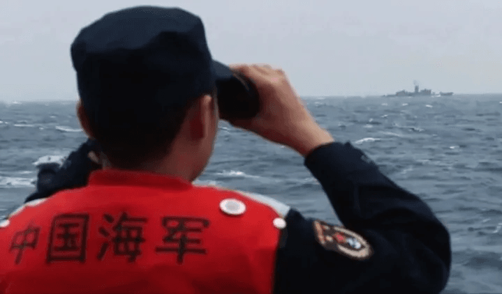 央視9日公布畫面指稱共軍徐州艦與我宜陽號「目視僅距9公里」。（翻攝自微博＠央視）