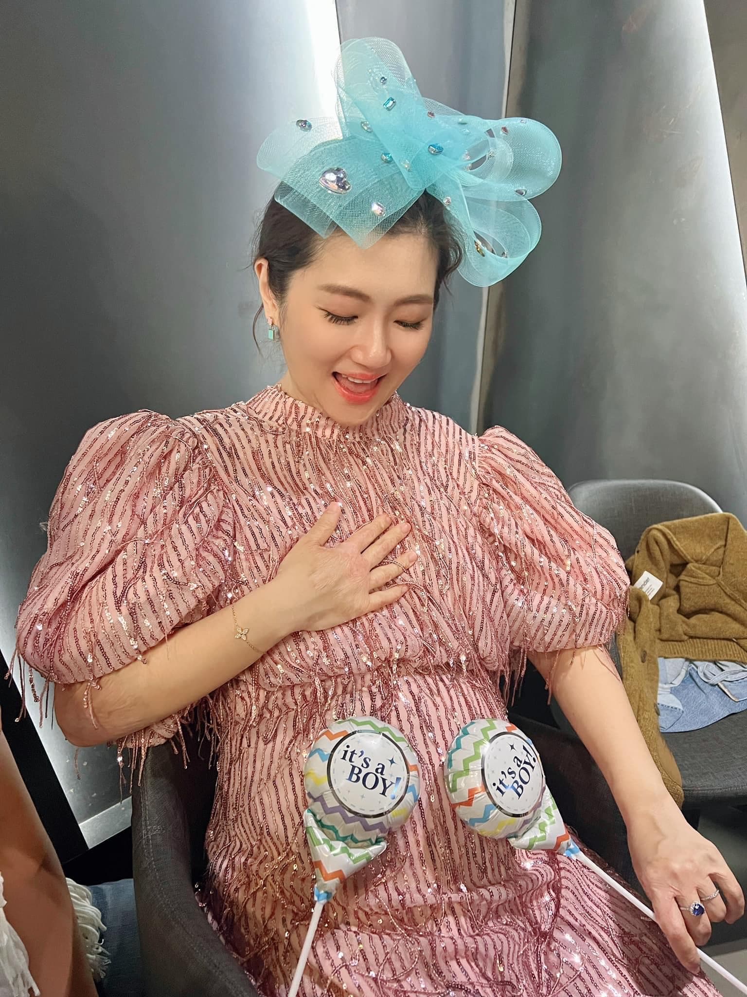Selina與小徐為小腰果舉辦性別趴。(翻攝自selina臉書)