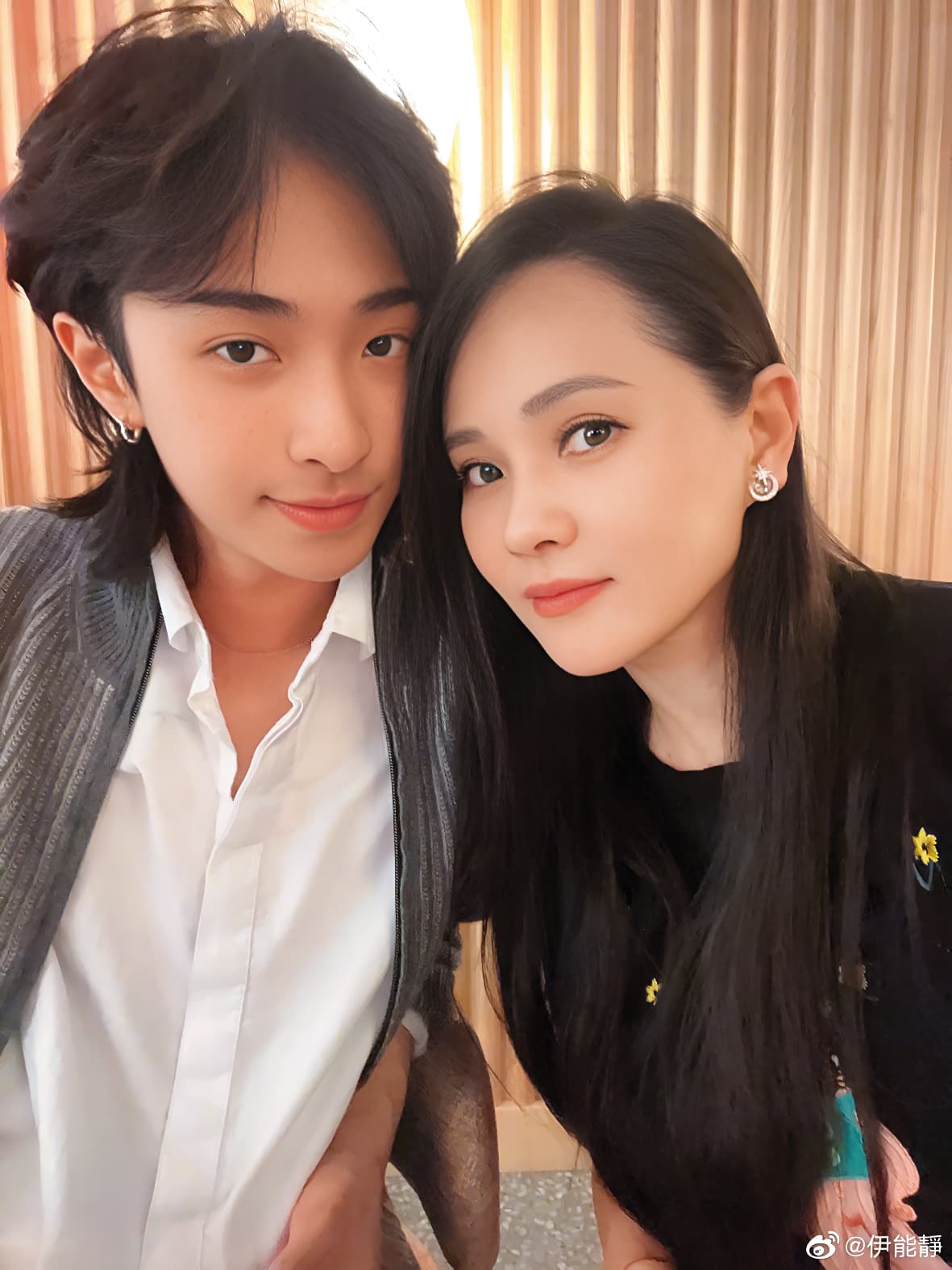 伊能靜(右)即使再婚也沒忽視長子哈利(左),全心支持孩子的志向。