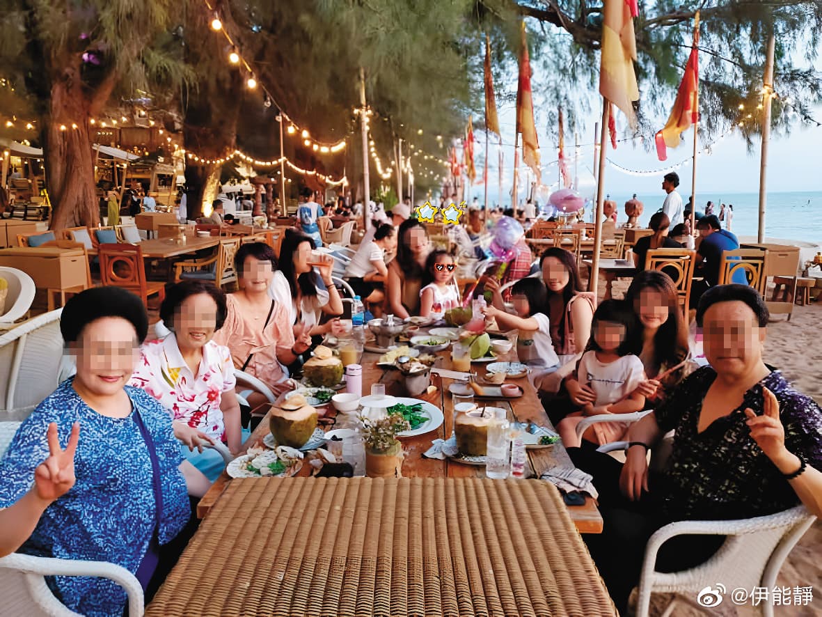 伊能靜也在微博分享和秦昊爸媽以及娘家母姐赴泰國芭達雅度假的照片。(翻攝自伊能靜微博)