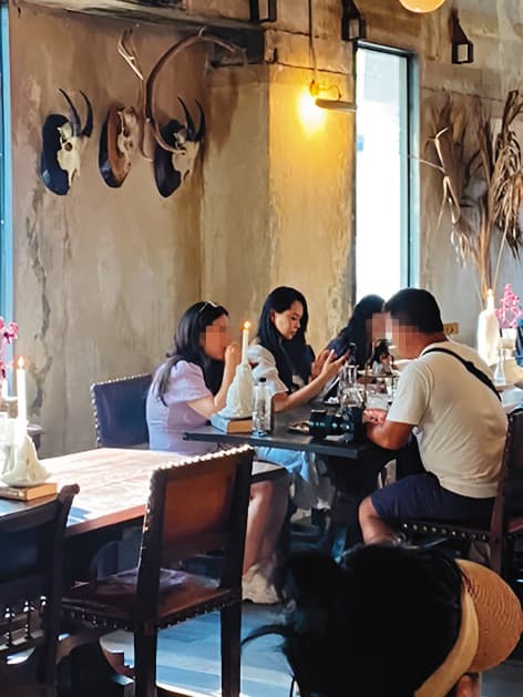 伊能靜和同桌友人十分自在,各自滑手機也不覺尷尬,偶爾聊個幾句。(讀者提供)