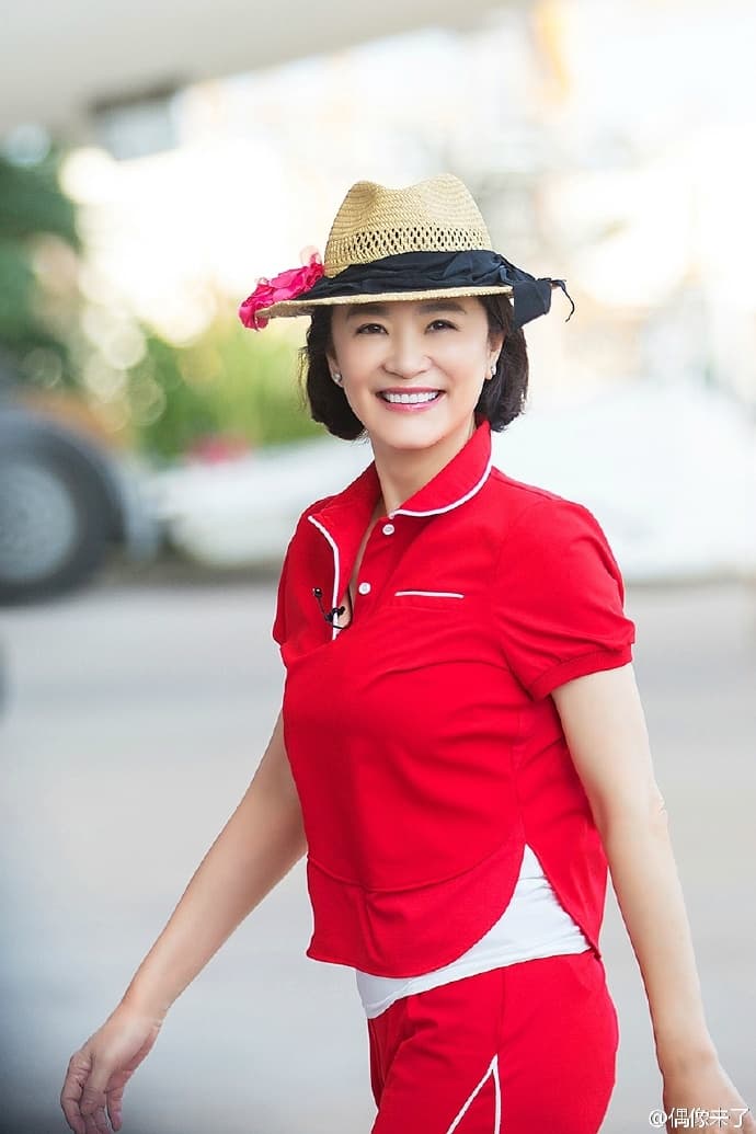 林青霞多次強調不會復出拍戲,但2015年曾獻出實境節目處女秀,以每集700萬台幣酬勞現身湖南衛視《偶像來了》節目。(翻攝自《偶像來了》官博)