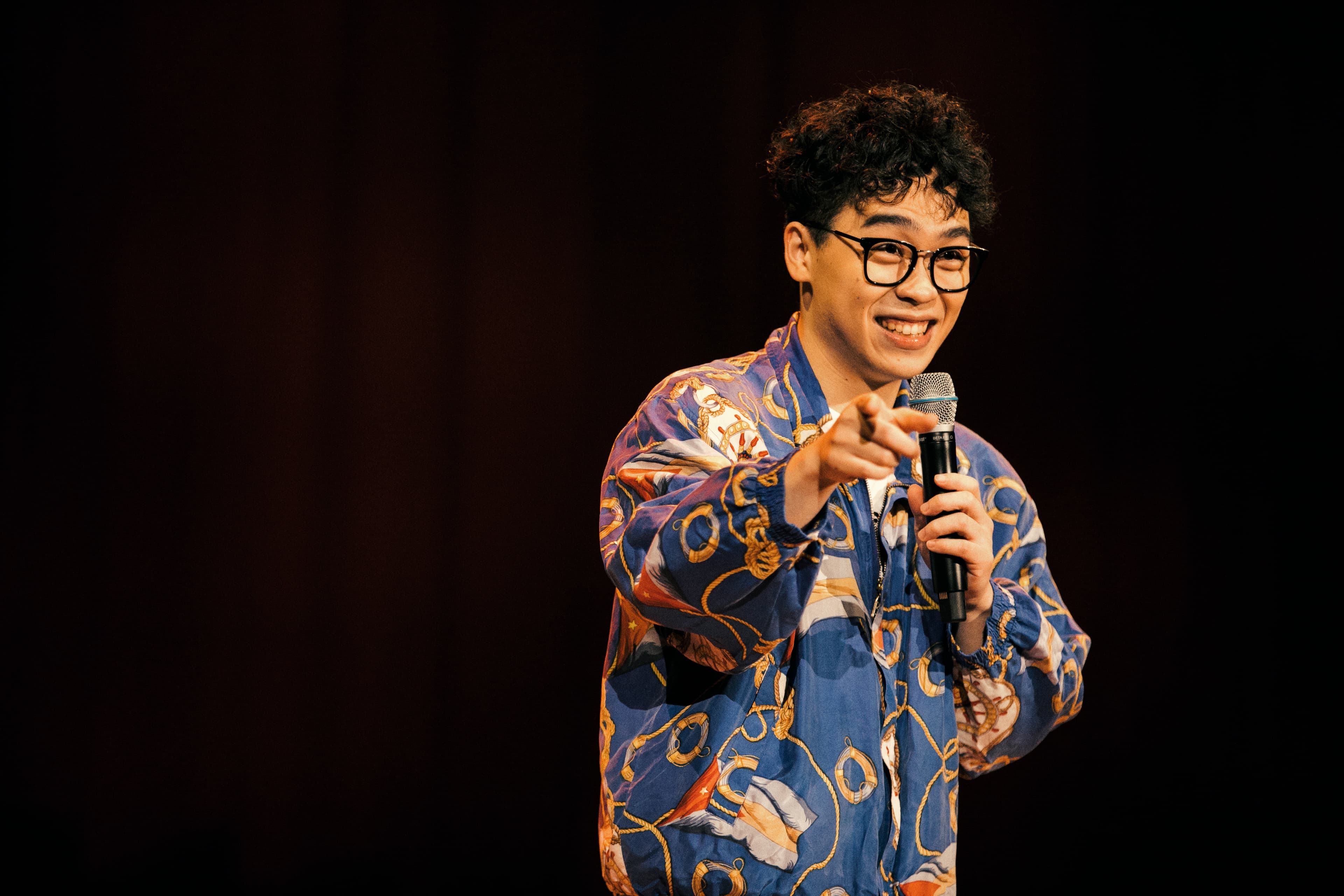 賀瓏去年在台北國際會議中心舉辦個人單口喜劇專場《妳好就好》,登上3,000人的大舞台。(薩泰爾娛樂提供)