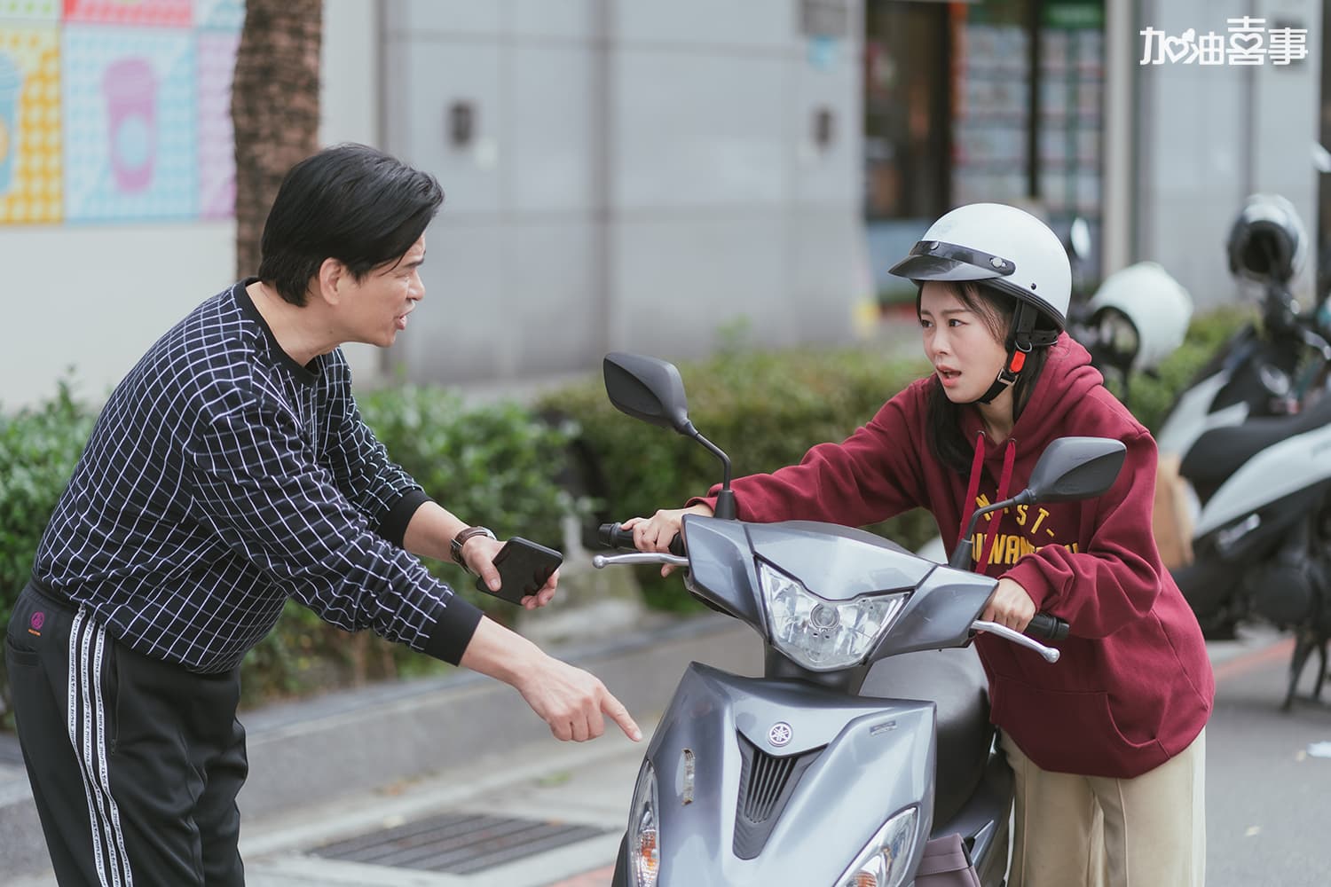 孔令元(右)半工半讀趕上課,意外撞上李興文的車。(TVBS提供)
