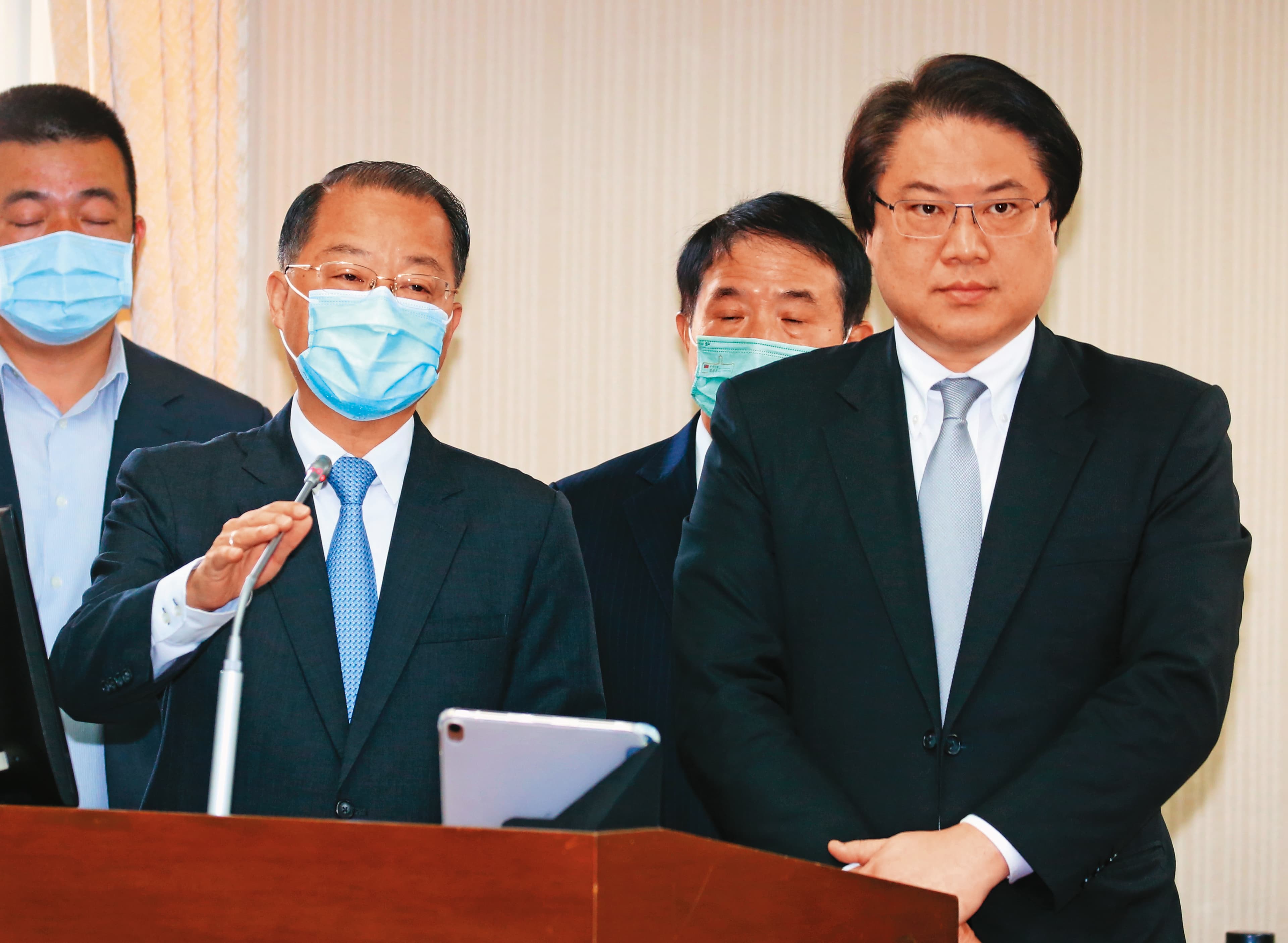 內政部長林右昌(右)、警政署長黃明昭(左)對國際毒郵包案十分重視,下令嚴打。