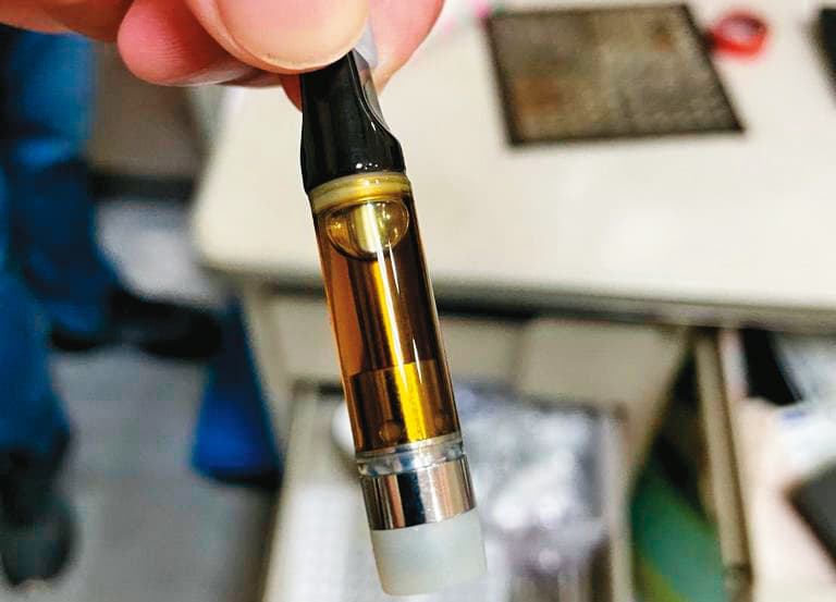 販毒集團將加熱菸的菸彈填裝大麻油(圖)後販售,引起警方高度關注。(翻攝畫面)