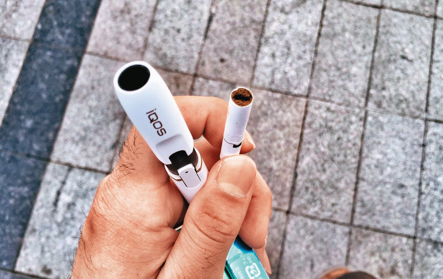 IQOS加熱菸(圖)的菸彈可改裝,黑幫最近頻繁找人到日本購買、夾帶入關。(翻攝微博)
