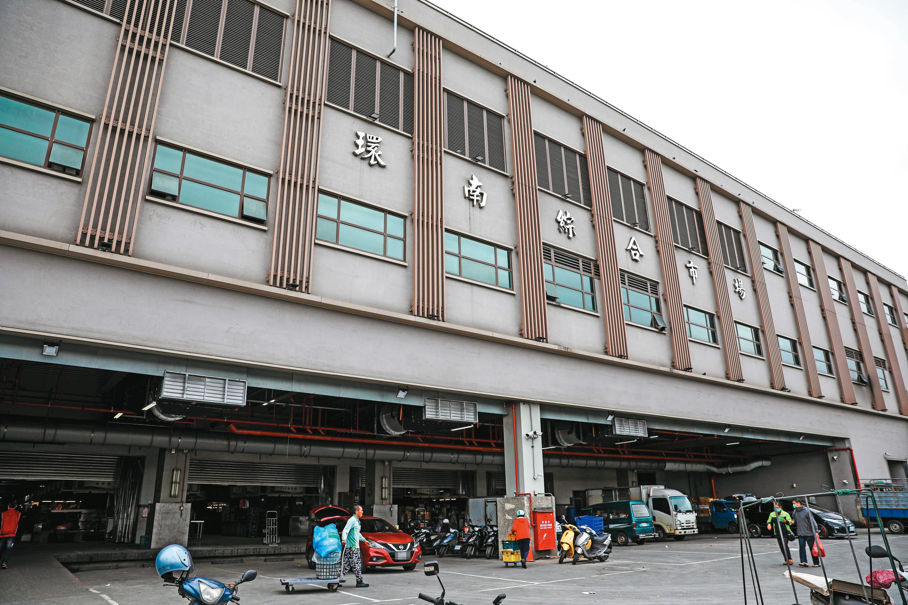 環南市場(圖)自治會長林勝東遭控他所領導的自治會決策黑箱、帳務不清。