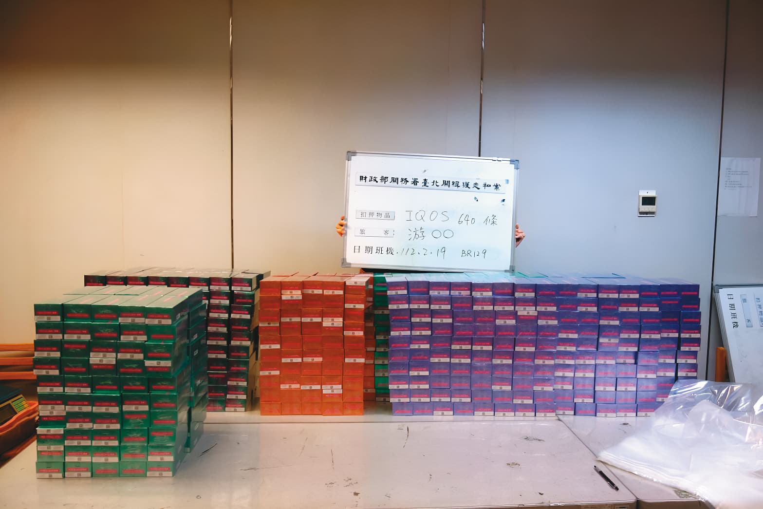 今年初,關務署曾單日查獲上千條走私加熱菸。(關務署提供)