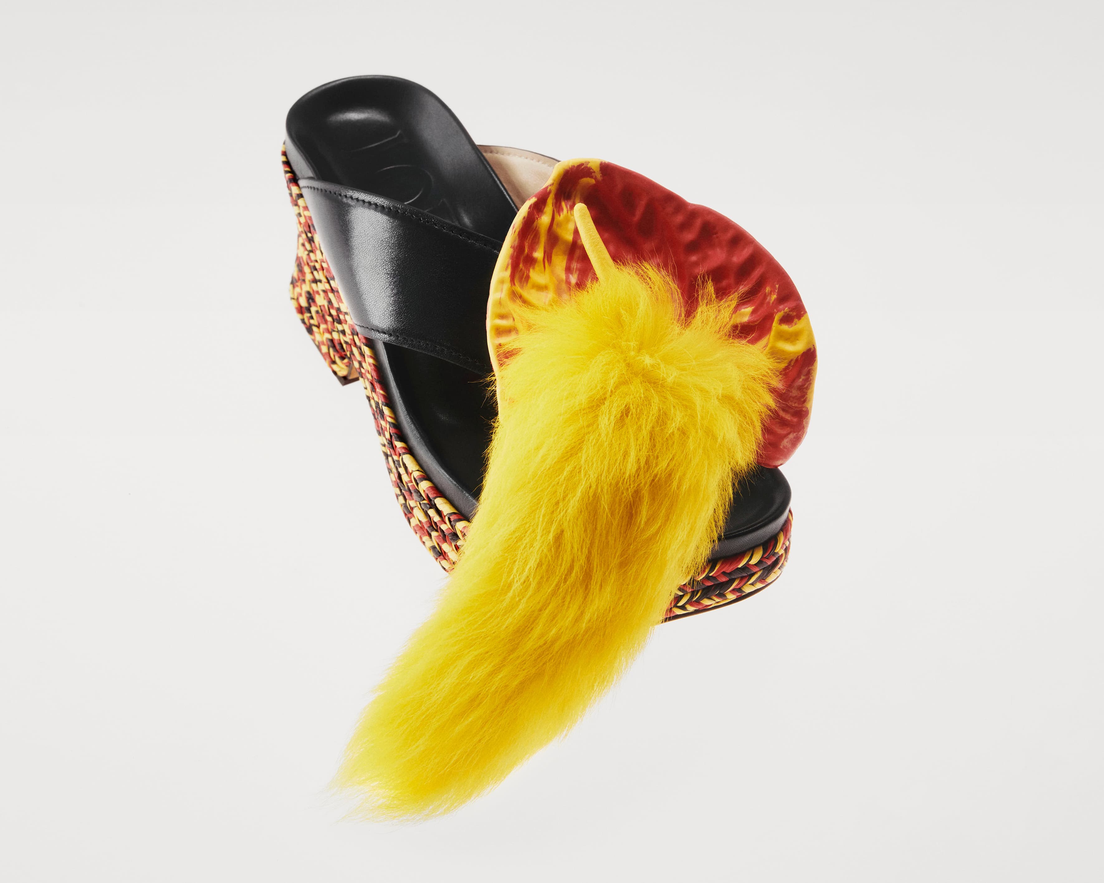 Petal黑色小羊皮花瓣厚底涼鞋,NT53,000。(LOEWE提供)