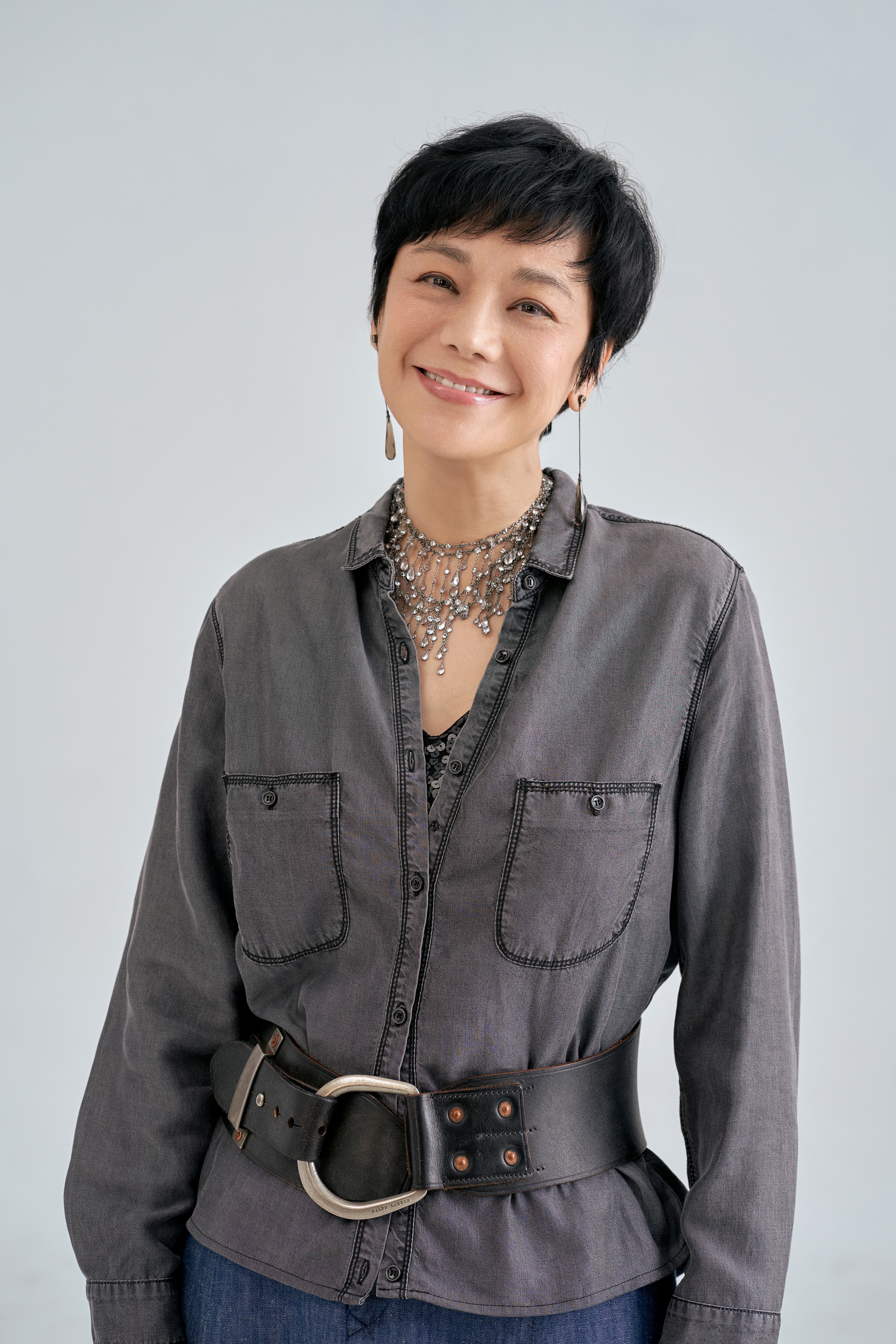 電影《燈火闌珊》以喪偶婦女的角度出發,緬懷香港曾經輝煌的霓虹燈文化,張艾嘉戲份從頭扛到尾,相當吃重。(甲上提供)