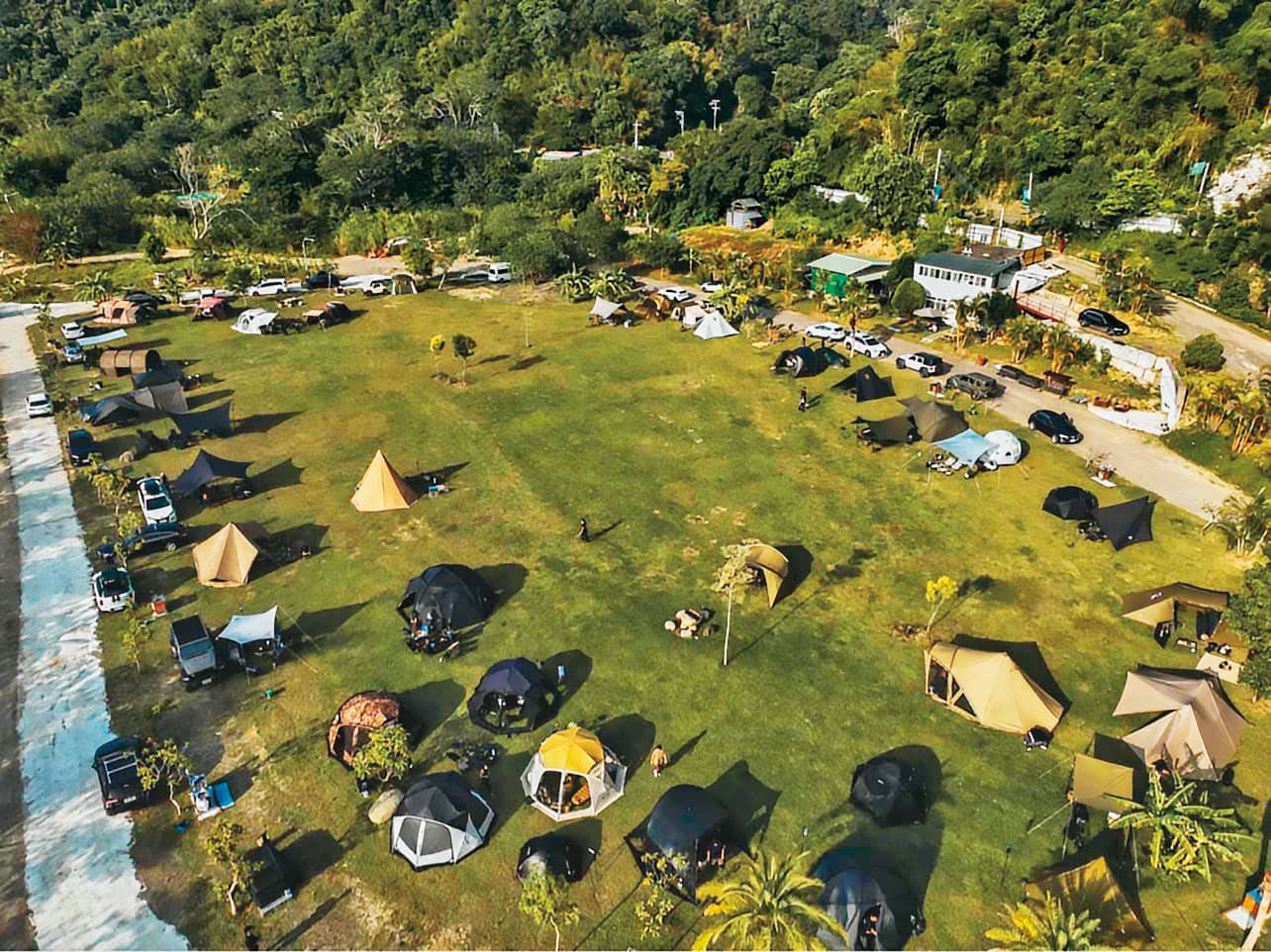 苗栗三灣拾玖k露營區(圖)驚傳遭惡意傾倒有毒廢液在另一側土地,地主兒子淪共犯被起訴。(翻攝三灣拾玖k露營區臉書)