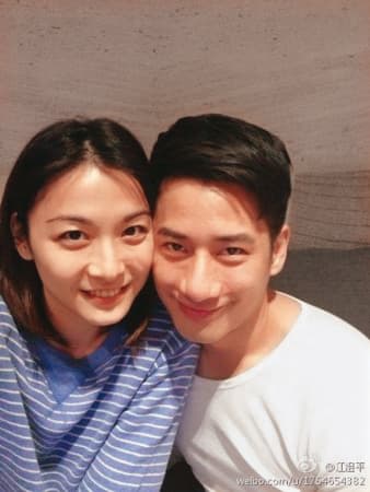 有陣子周孝安(右)都跟「姐」型的女星走很近,其中一個就是江祖平(左)。(翻攝自江祖平微博)