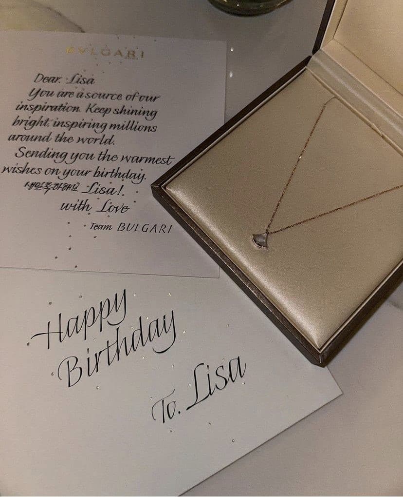 Lisa於生日時獲贈Divas’ Dream系列玫瑰金珍珠母貝項鍊。NT$64,300(翻攝自Lisa IG)