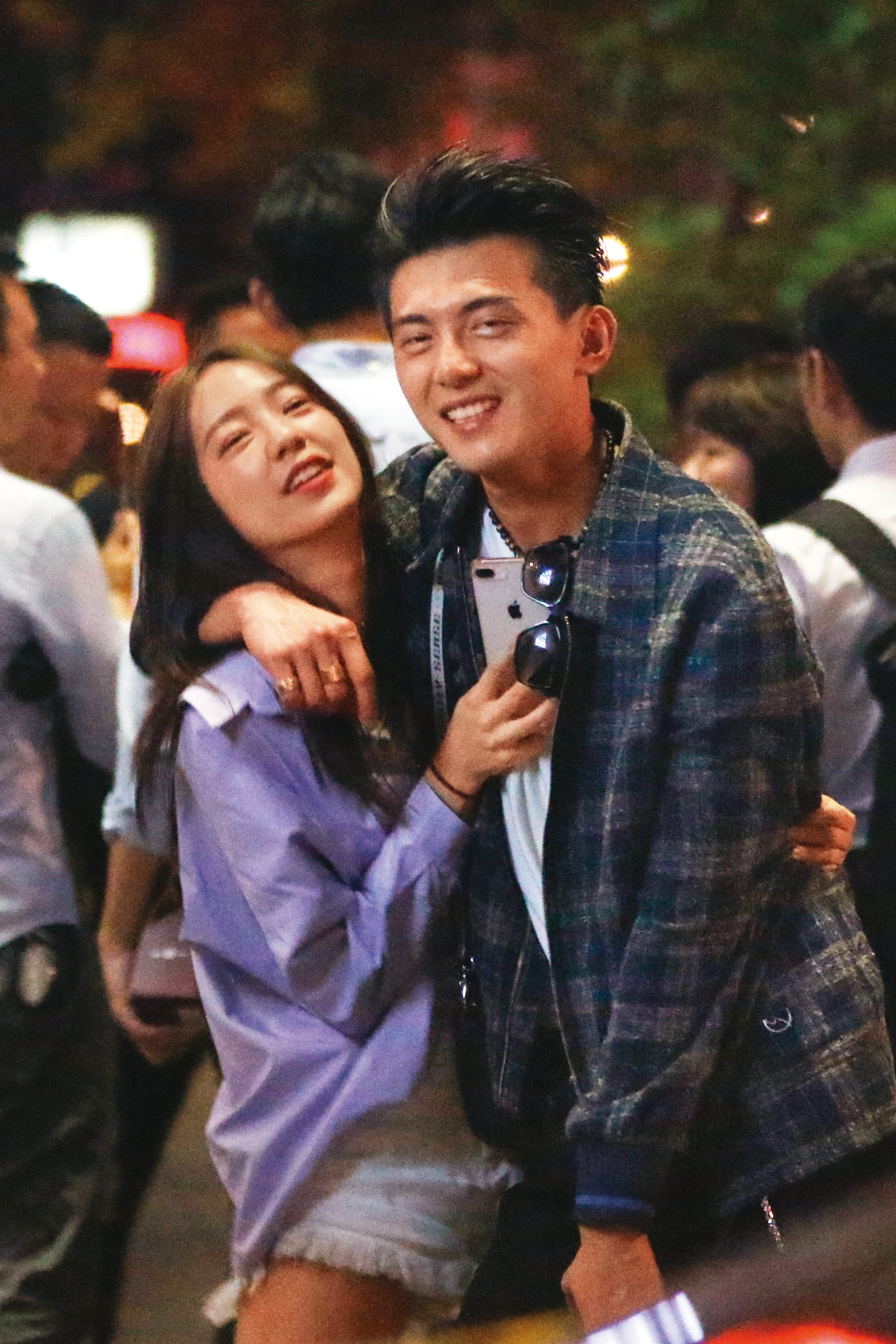 陳天仁(左)在婚前的私生活很精彩,本刊曾拍到他跟謝富丞(右)出遊,作風開放。
