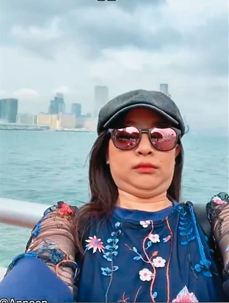 網紅模仿老爸自拍,毫不顧慮構圖,笑壞網友。(翻攝自元氣少女微博)