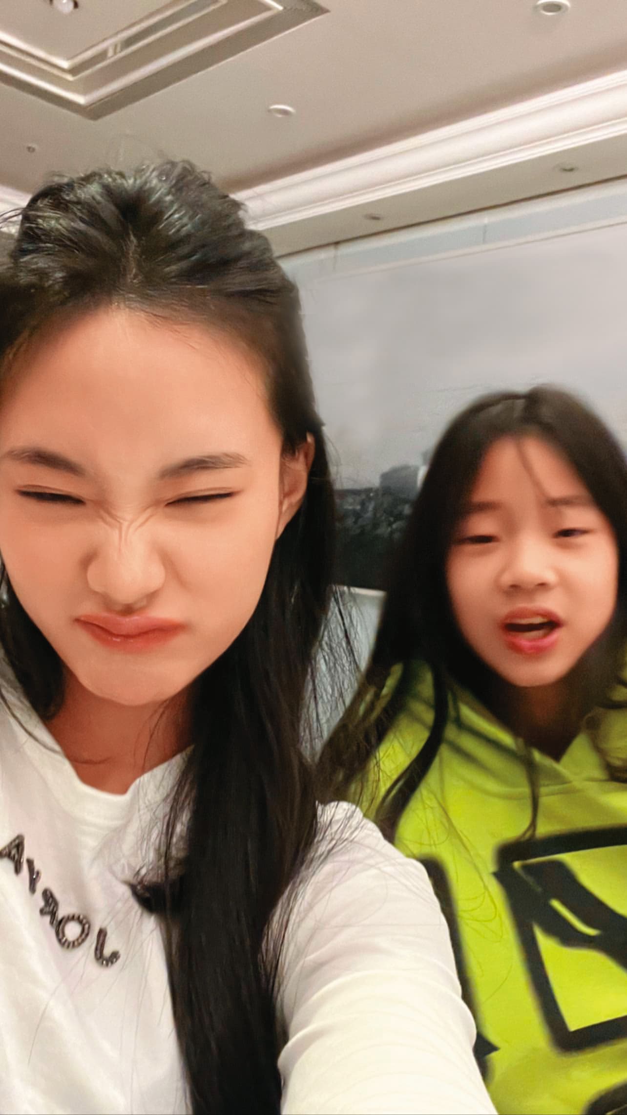 小S的二女兒許韶恩(左)扮醜為妹妹「許老三」許曦恩(右)慶生,不知李敖的女兒李文有啥意見?(遞麥克風)(翻攝自許韶恩IG)