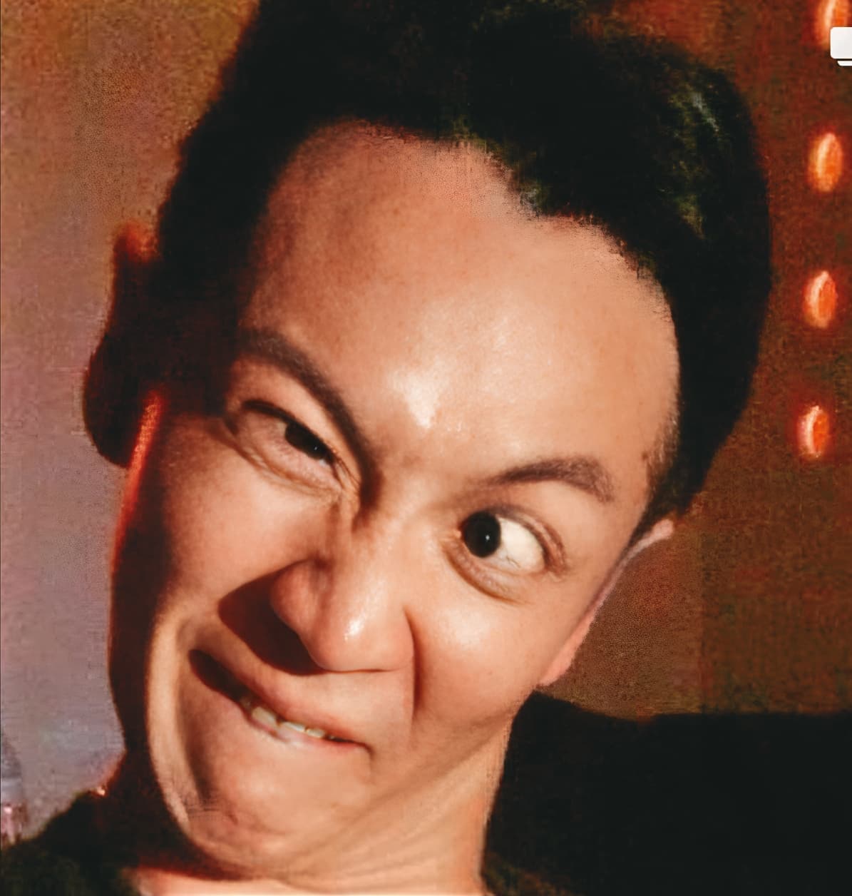 柯震東毫無偶包,大剌剌以鬥雞眼見人,阿東長大了呀~他執導的處女作《黑的教育》熱烈上映中。(幫工商服務一下)(翻攝自柯震東IG)