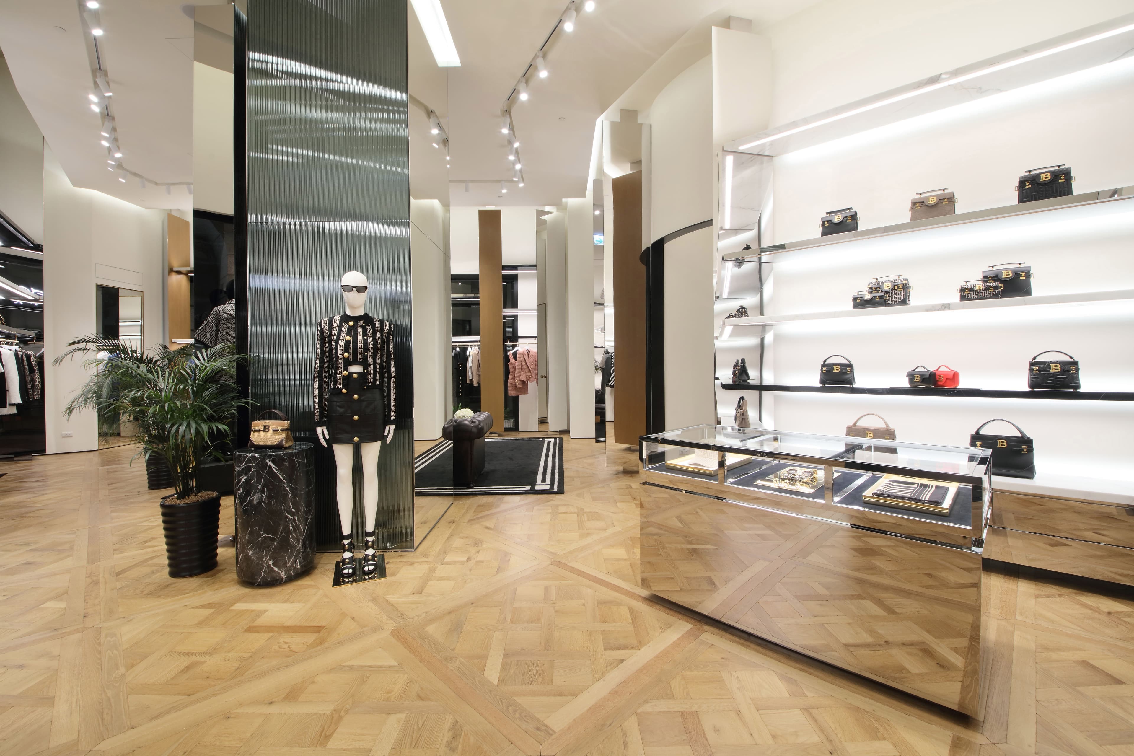 BALMAIN專門店內部設計沿用巴黎Saint-Honoré旗艦店的黑、金色主色調。(美之心提供)