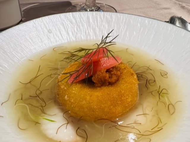 頗似日料煮物的「白蘆筍蟳羹」,也有辦桌菜的羹湯感。