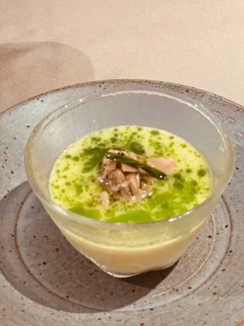 「醬醃蛤蠣、豆腐、蔥油、蒸蛋」清爽中帶著鮮甜,讓人印象深刻。