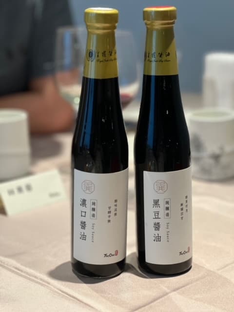 食材專家徐仲協助The One挑選的黑豆醬油、濃口醬油,為菜餚風味畫龍點睛。