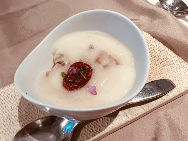 用The Herbal的鹿野紅烏龍梅酒製作的「紅烏龍梅酒冰沙」。