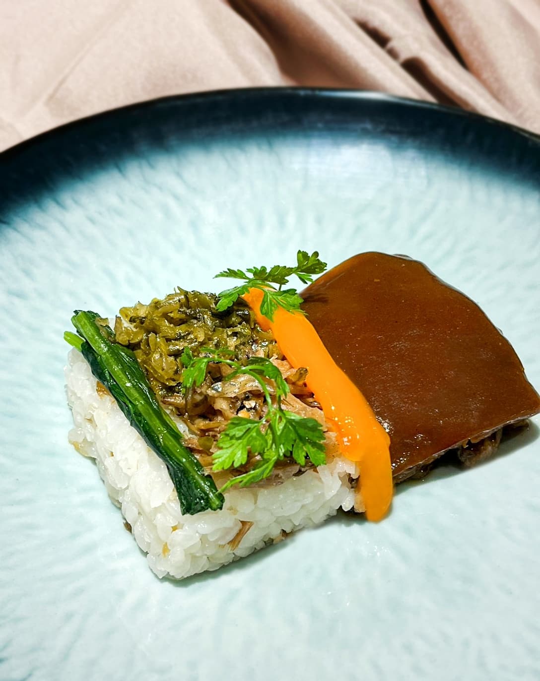 「蛋黃、菜脯小魚、紅燒、豬臉頰」是一盤施了高明偽裝術的控肉飯。(The One提供)