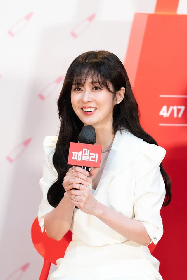 張娜拉表示婚前婚後沒什麼不一樣,但練就了臉上帶著笑容用眼神催促的功力。(翻攝tVN)