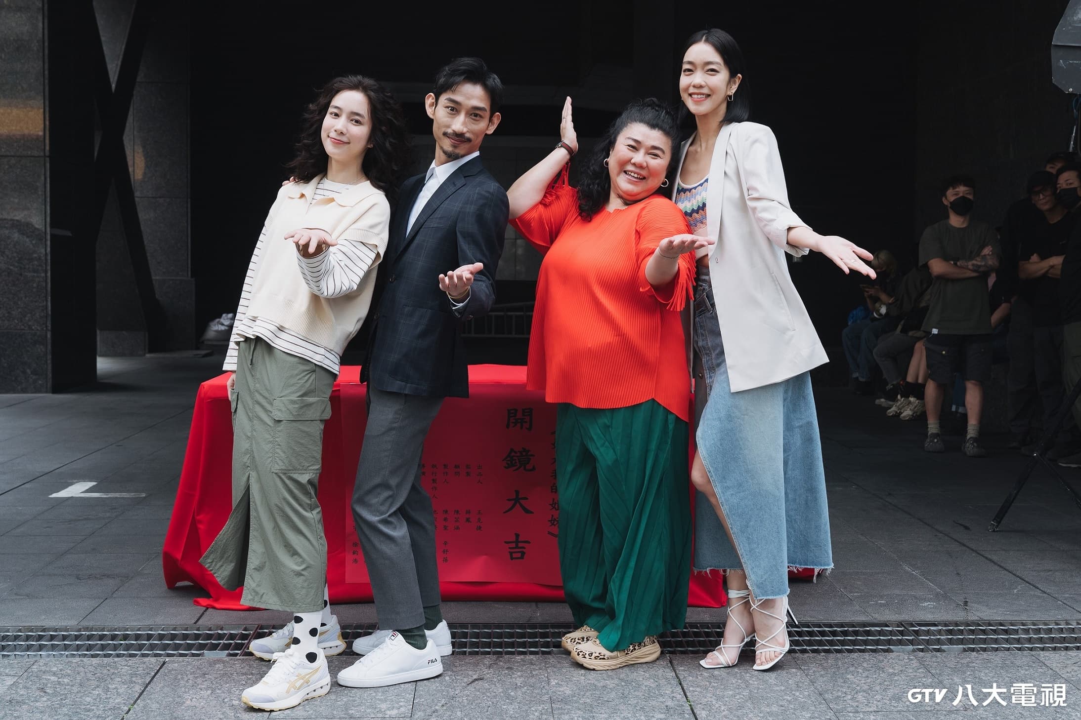 温貞菱、陳竹昇、林美秀、李霈瑜飾演一家人。(八大提供)