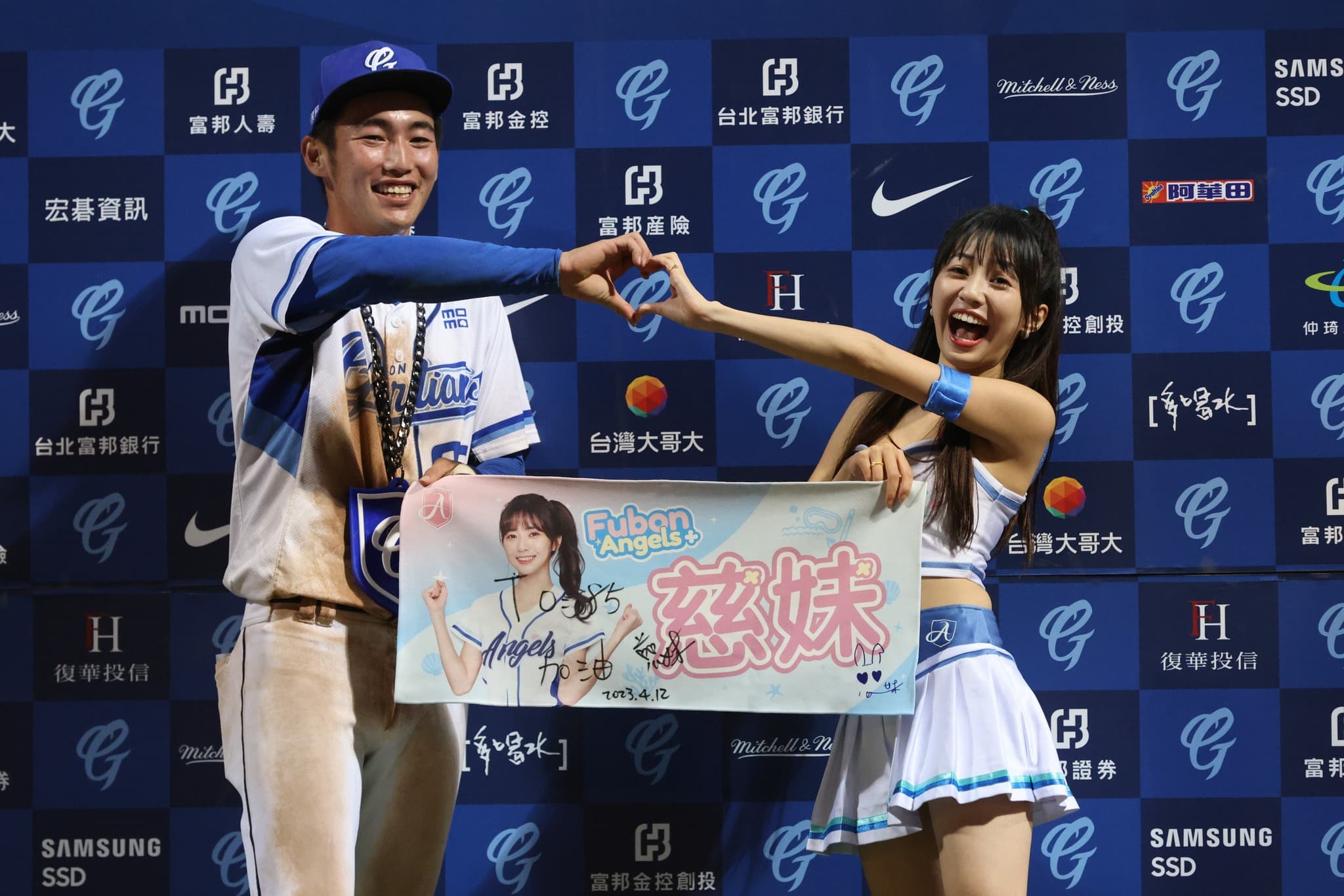 富邦悍將劉俊豪連拿2天MVP,如願跟心中的女神慈妹合照。(翻攝自富邦悍將臉書)