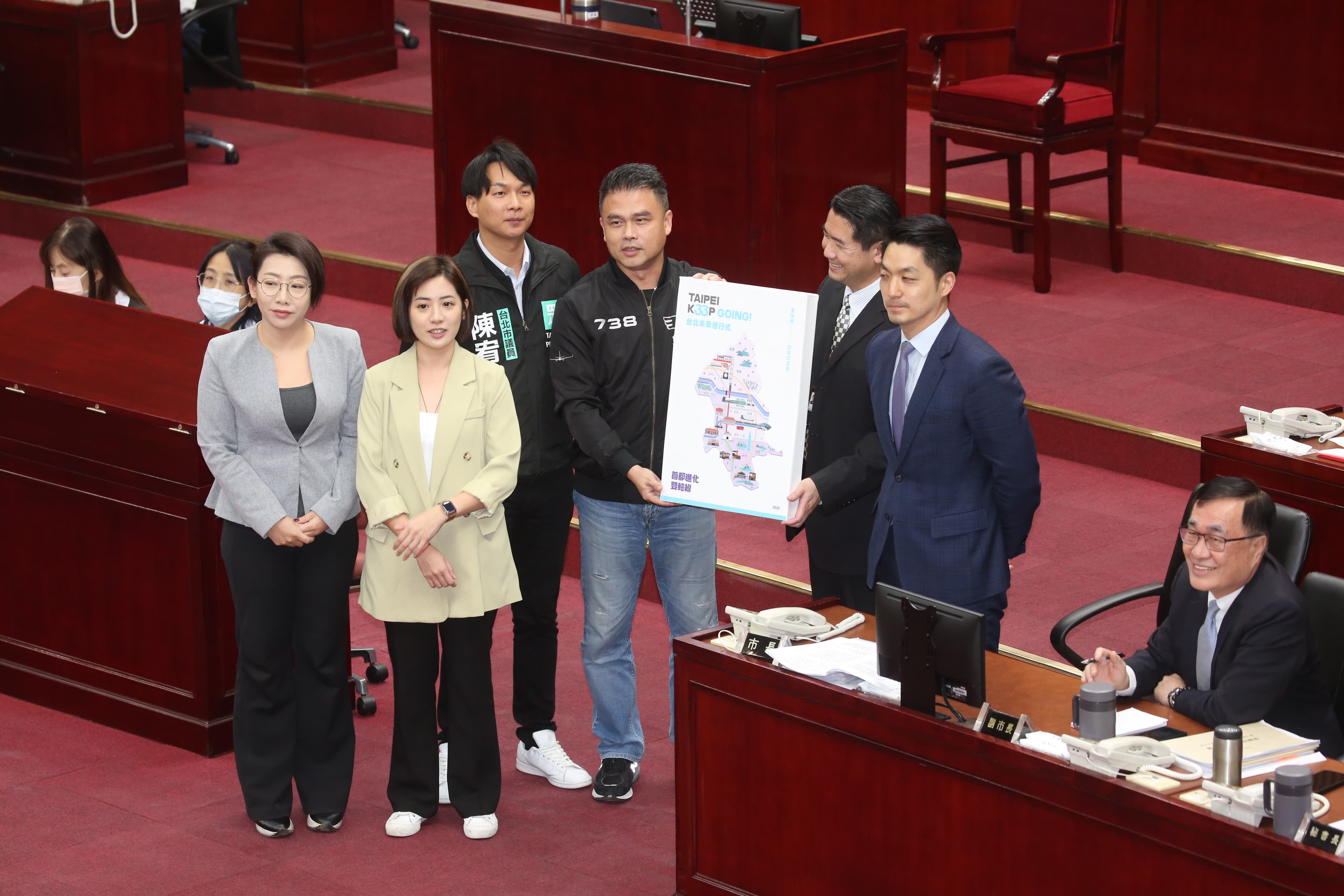 民眾黨團致贈蔣萬安前副市長黃珊珊的施政白皮書,並稱「你加這本就是無限」。