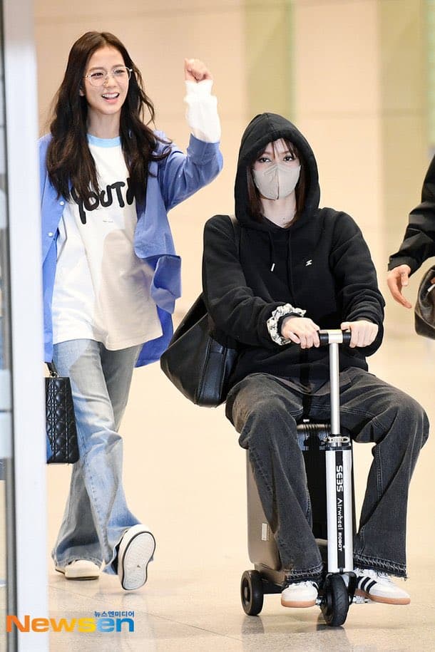 Jisoo(左)本月10日與Lisa一起返回韓國。(翻攝自Newsen)