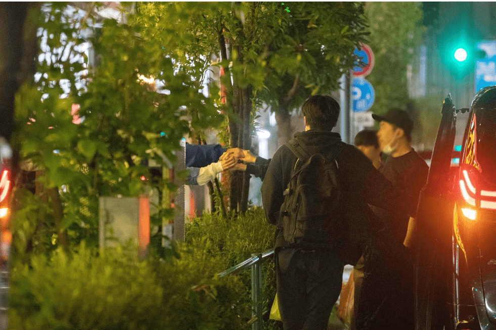 Jisoo與Rosé道別時依依不捨抓著彼此的手。(翻攝自《週刊文春》)