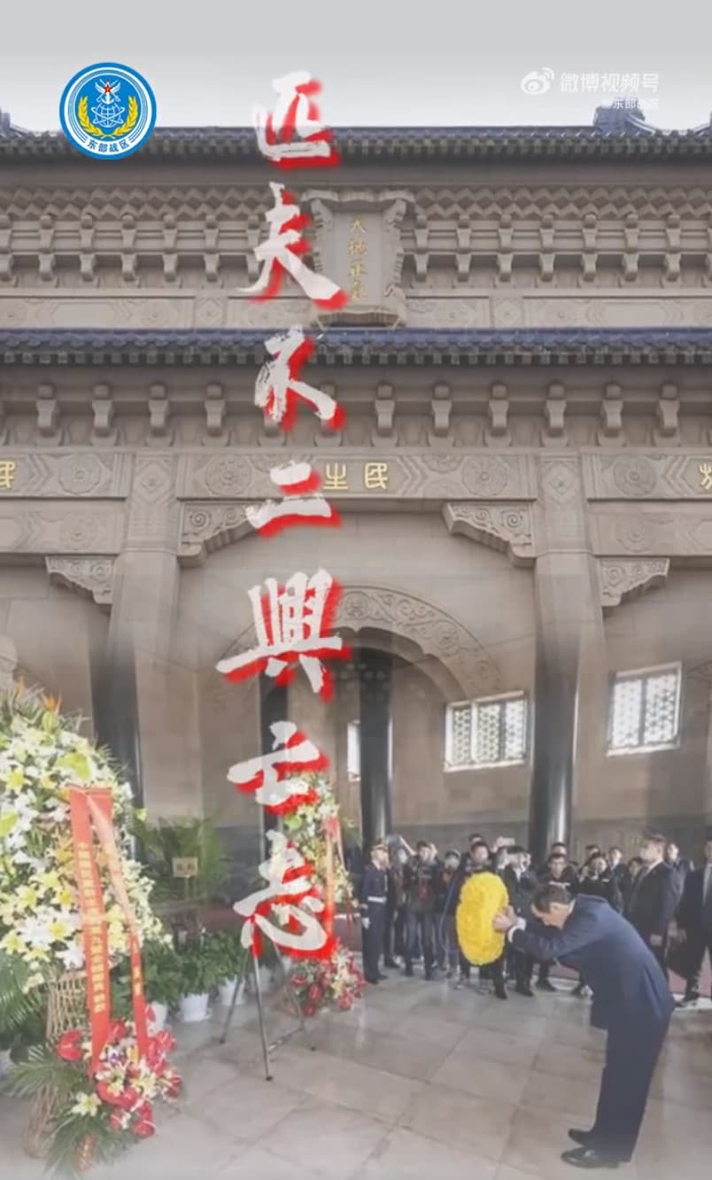 解放軍操作馬英九在南京中山陵獻花的影片,並把它剪輯成《七律 一點不能少》的影片,藉此進行大內宣。(翻攝自微博)