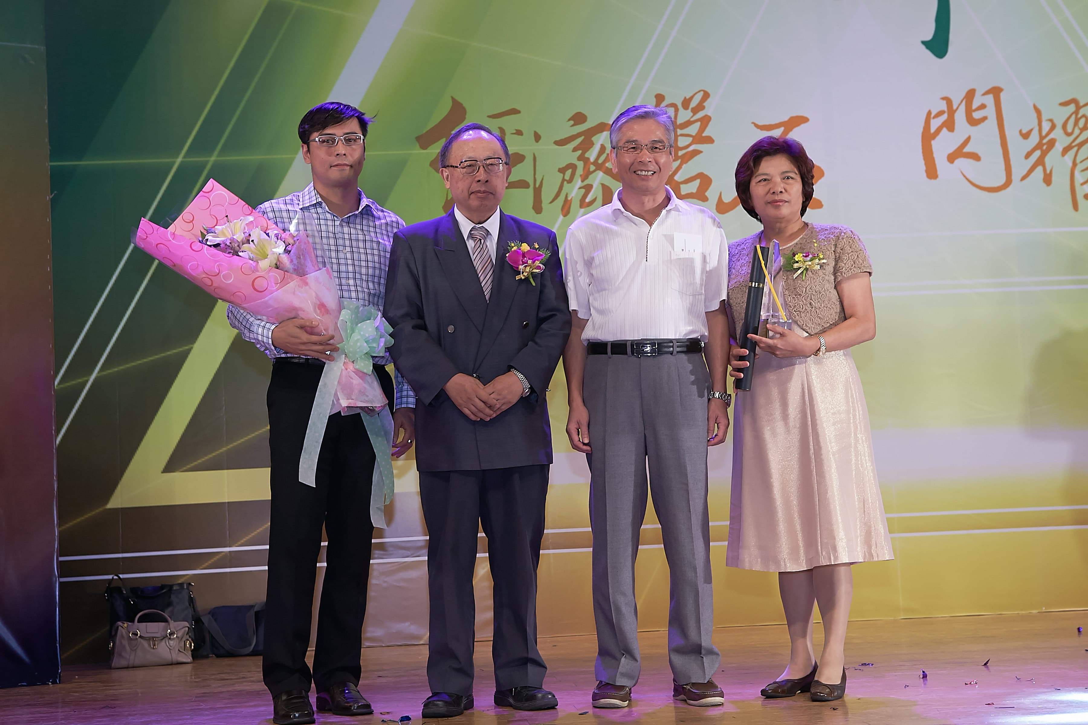 2014年吳仁山(左1)與父親吳辛訓(右2)陪母親李金蘭(右1)領10大傑出創業楷模金峰獎。(南俊提供)